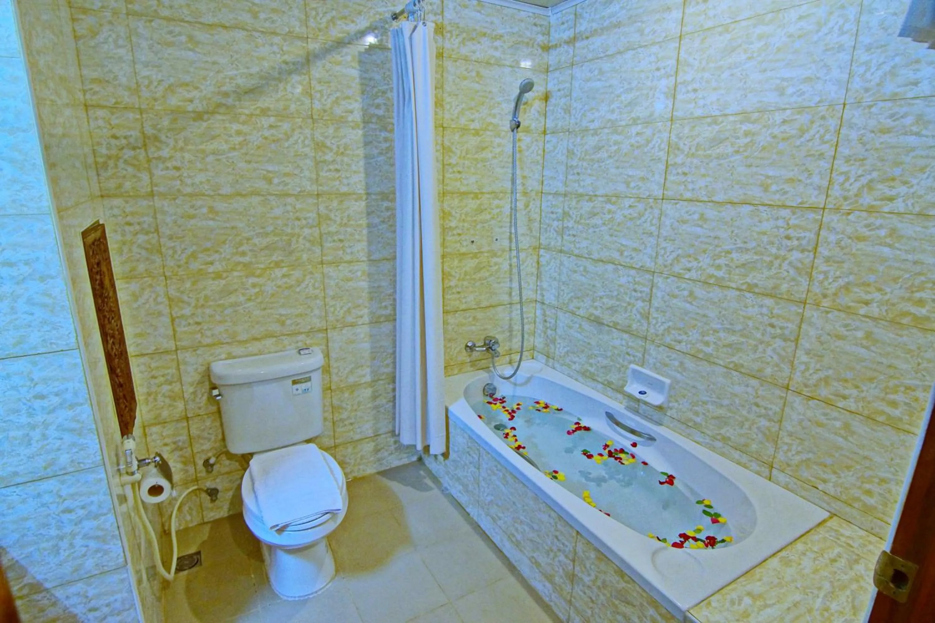 Shower in Shwe Ingyinn Hotel Mandalay
