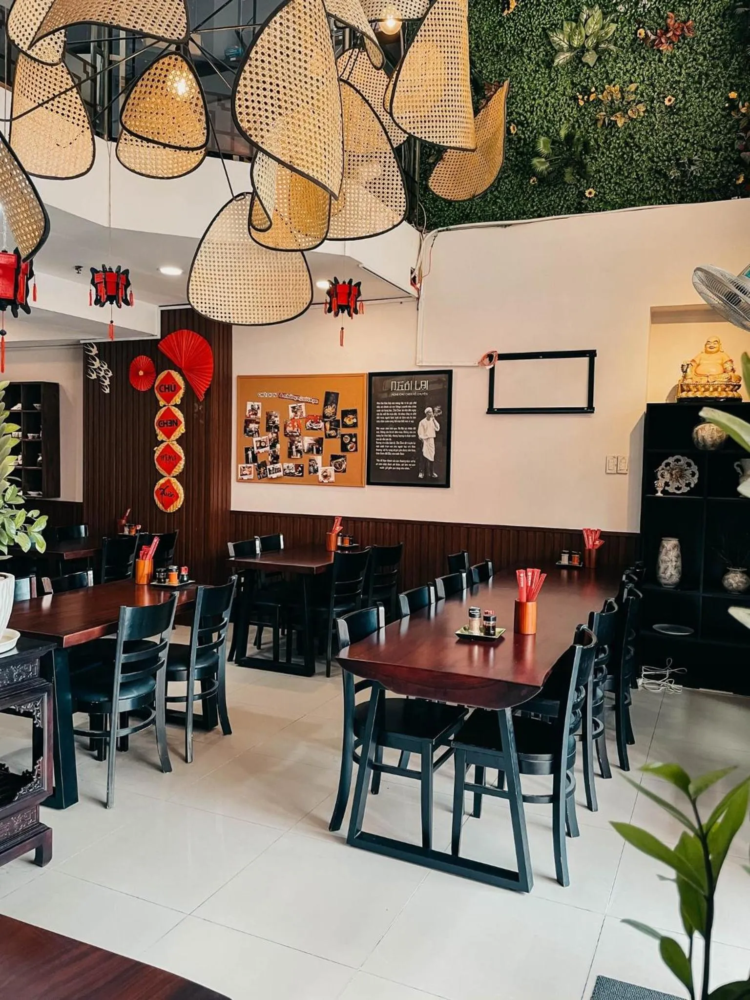 Restaurant/places to eat in Bros Hotel