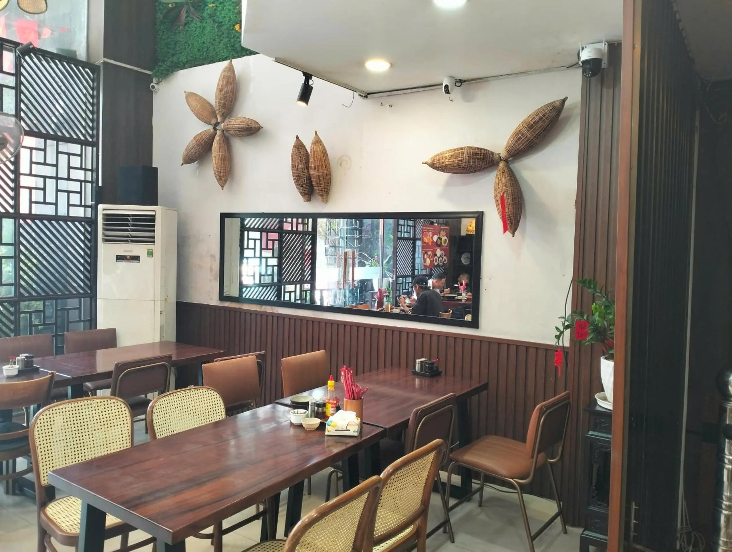 Restaurant/places to eat in Bros Hotel