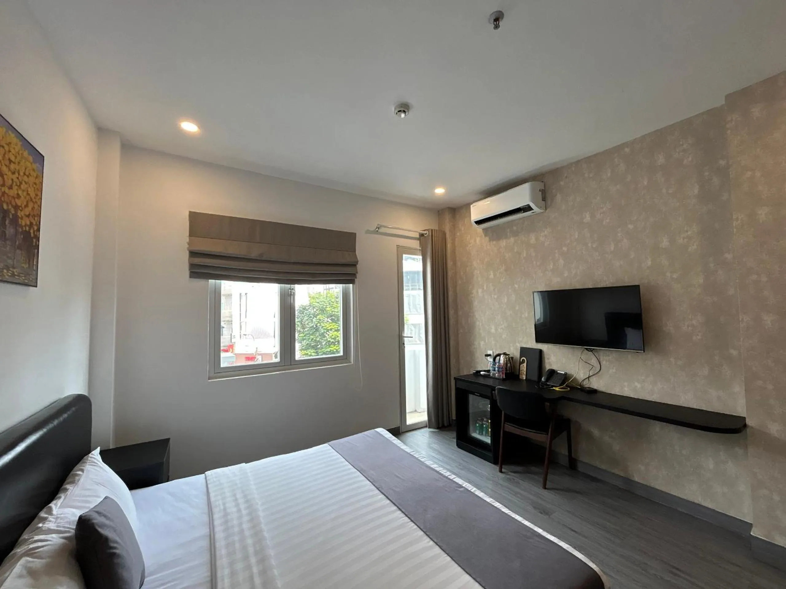 Communal lounge/ TV room, Bed in Bros Hotel