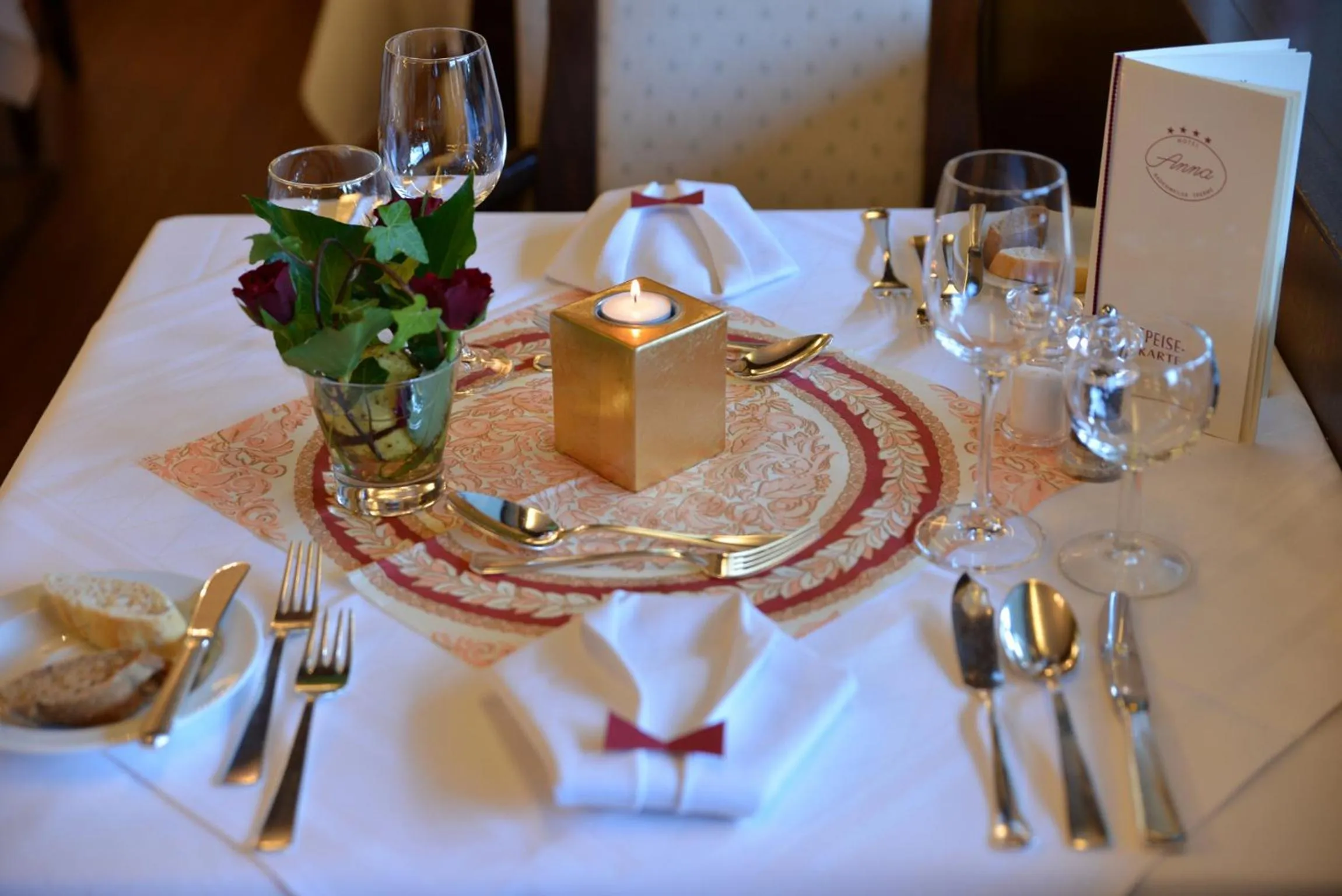 Restaurant/places to eat in Hotel Anna