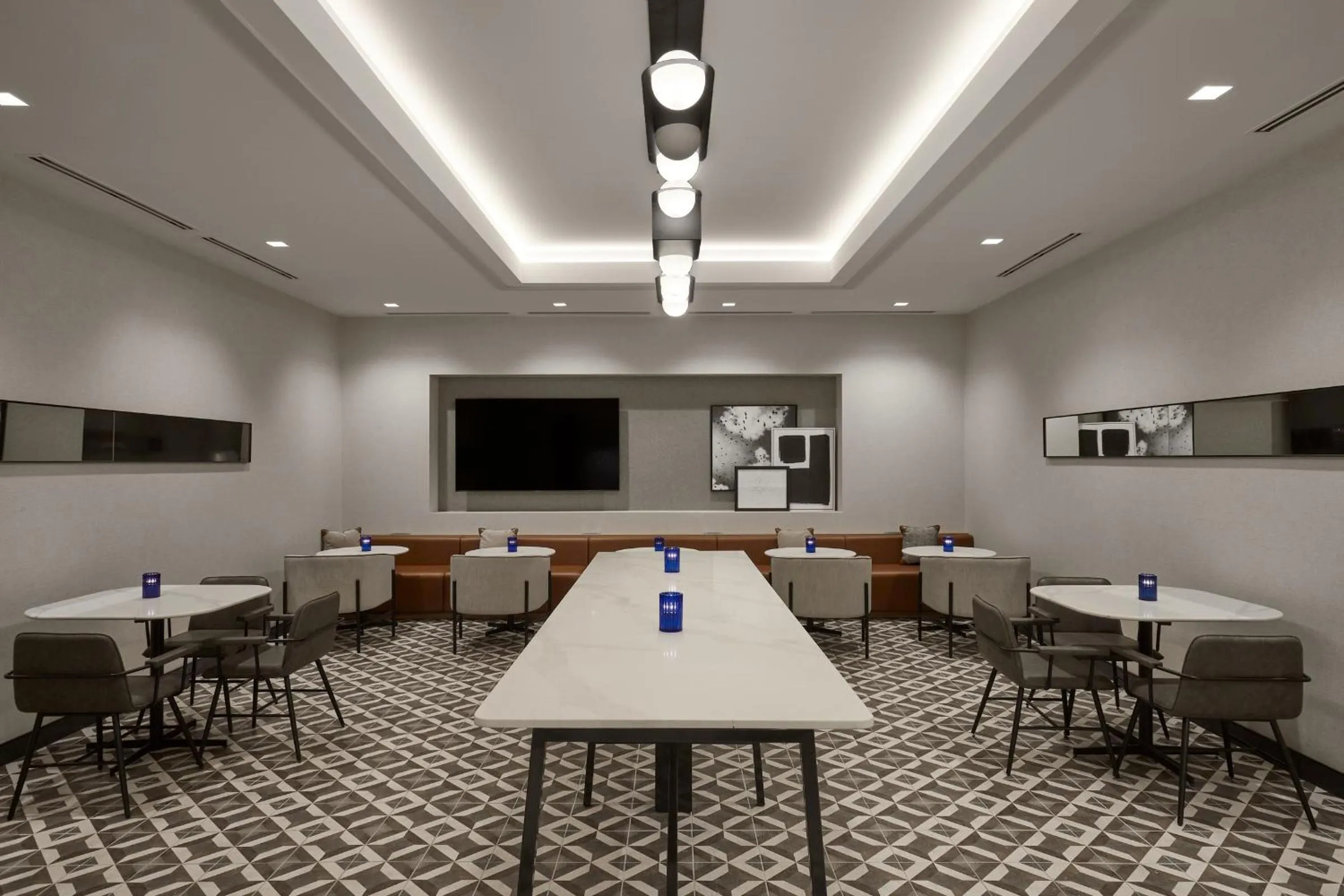 Lounge or bar in Hyatt Place Montreal - Downtown