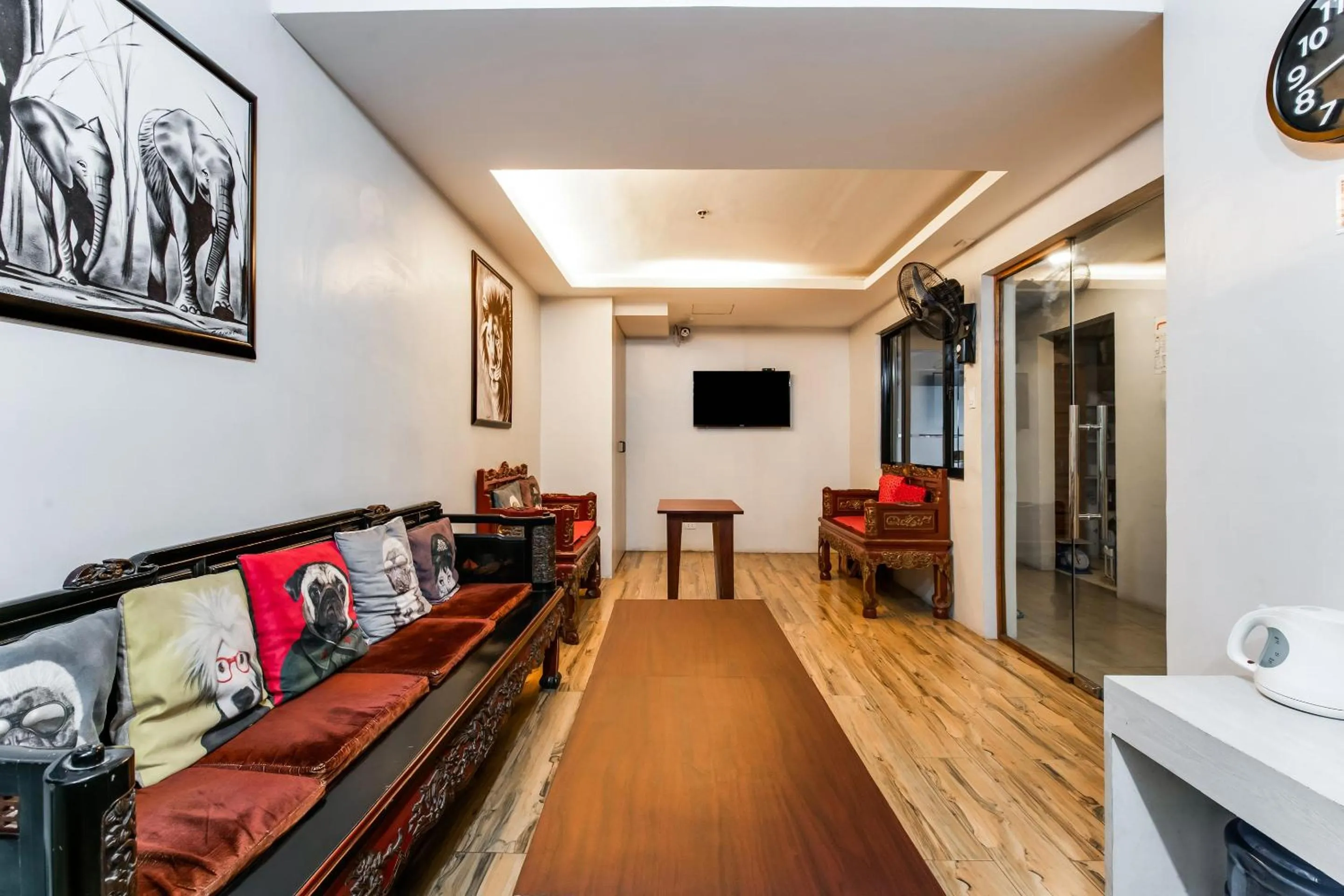 OYO 136 Regal Residences