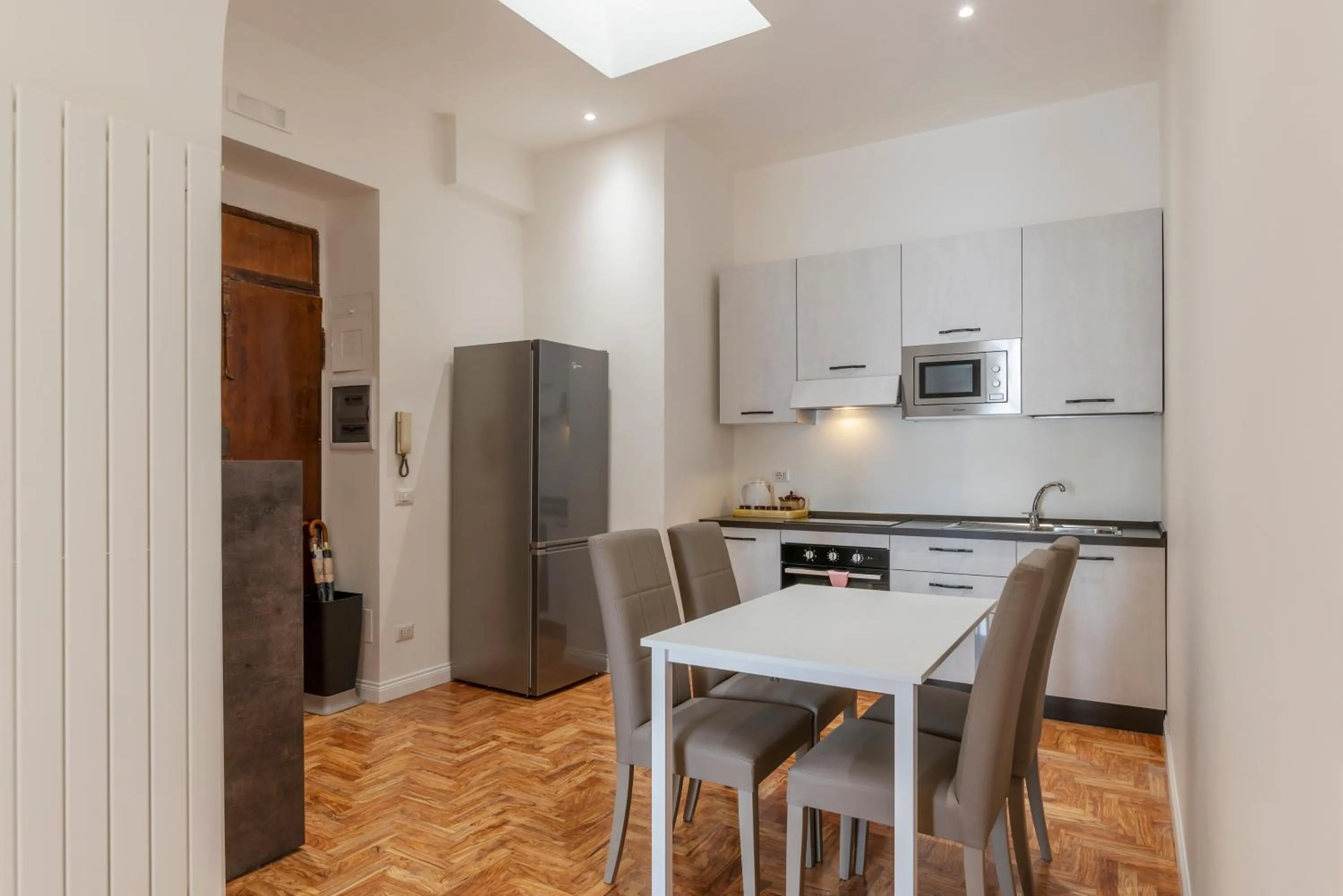 GuestHost - Rione Prati Elegant Apartment with Balcony