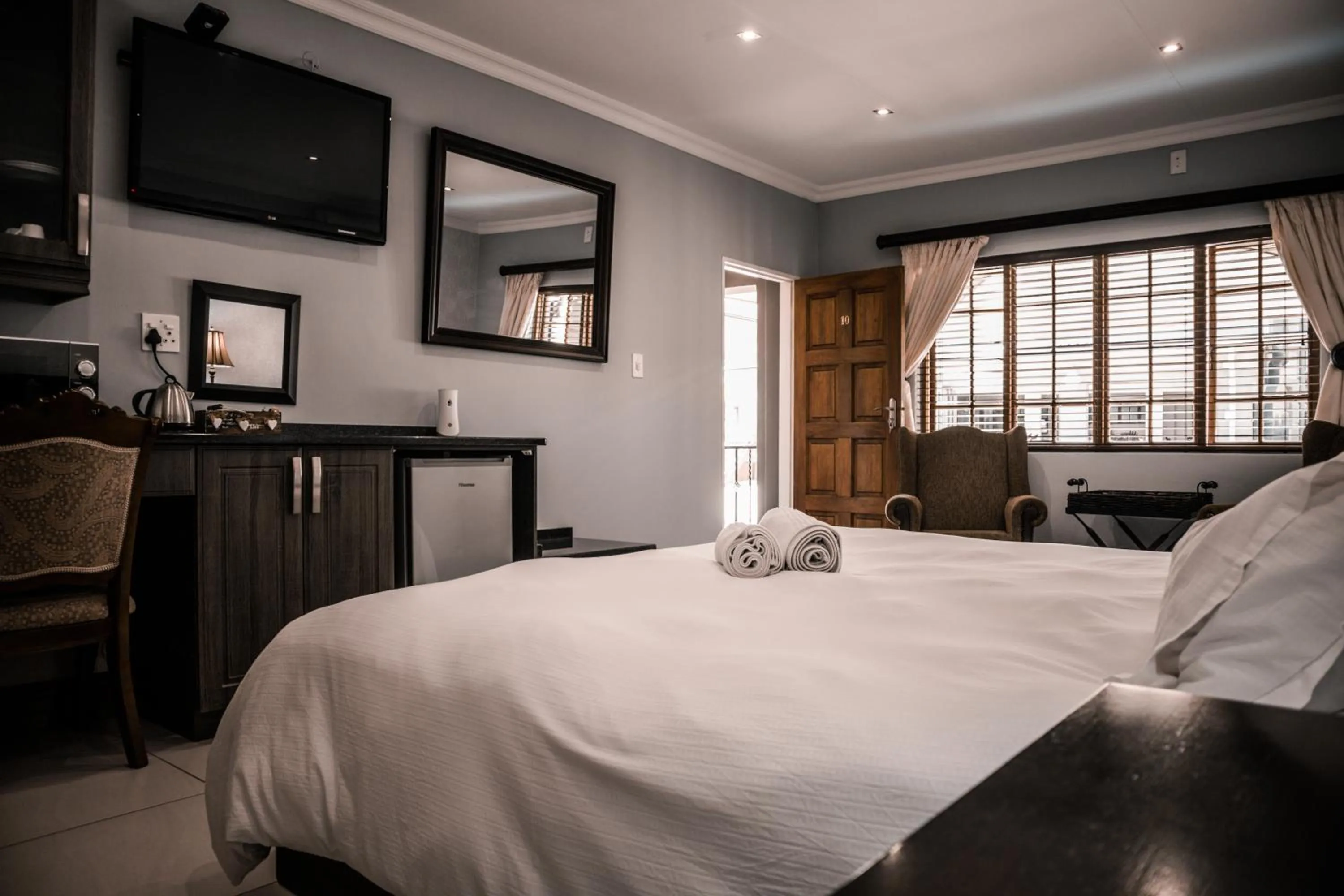 Kitchen or kitchenette, Bed in Pinehaven Bed and Breakfast