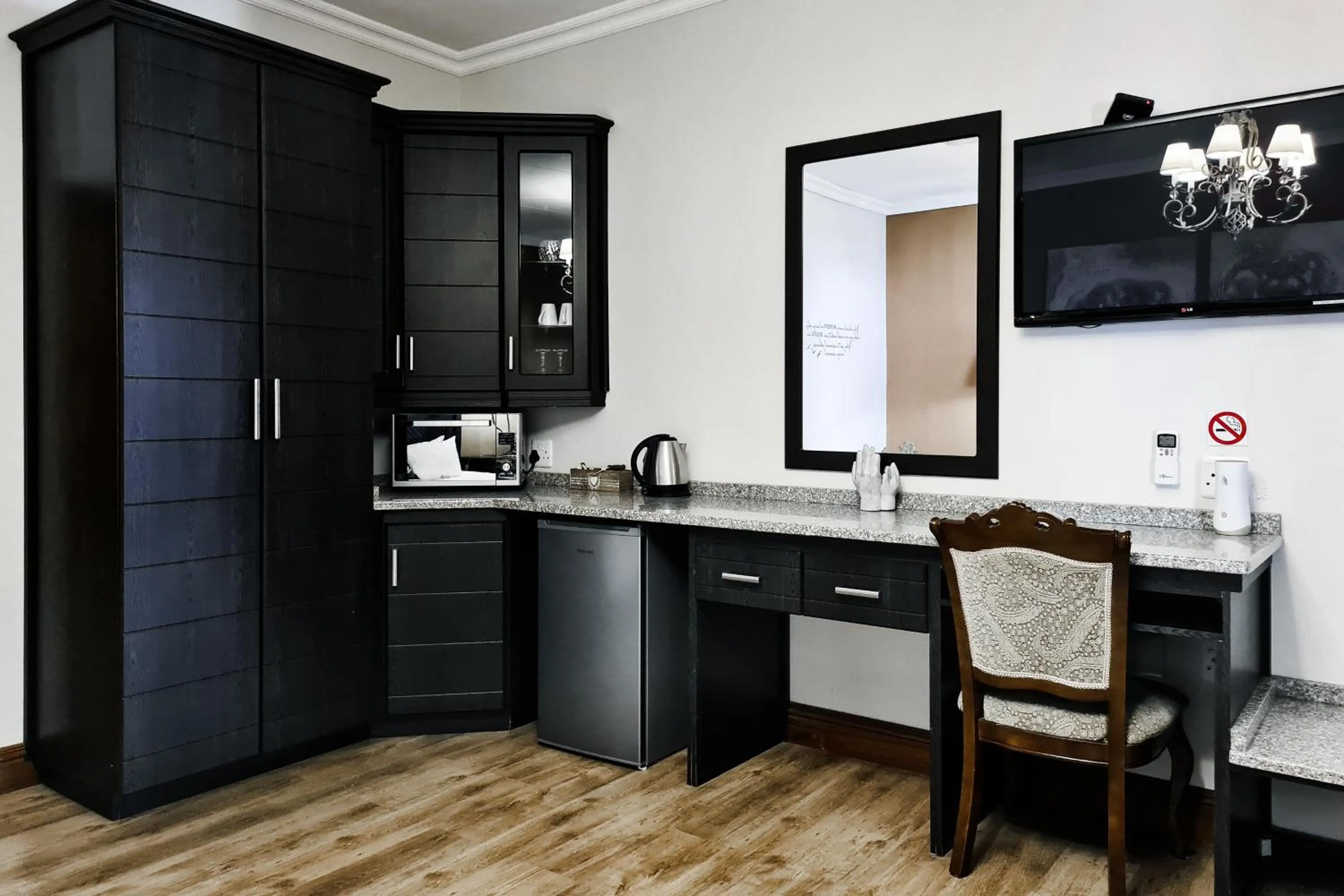 TV and multimedia in Pinehaven Bed and Breakfast