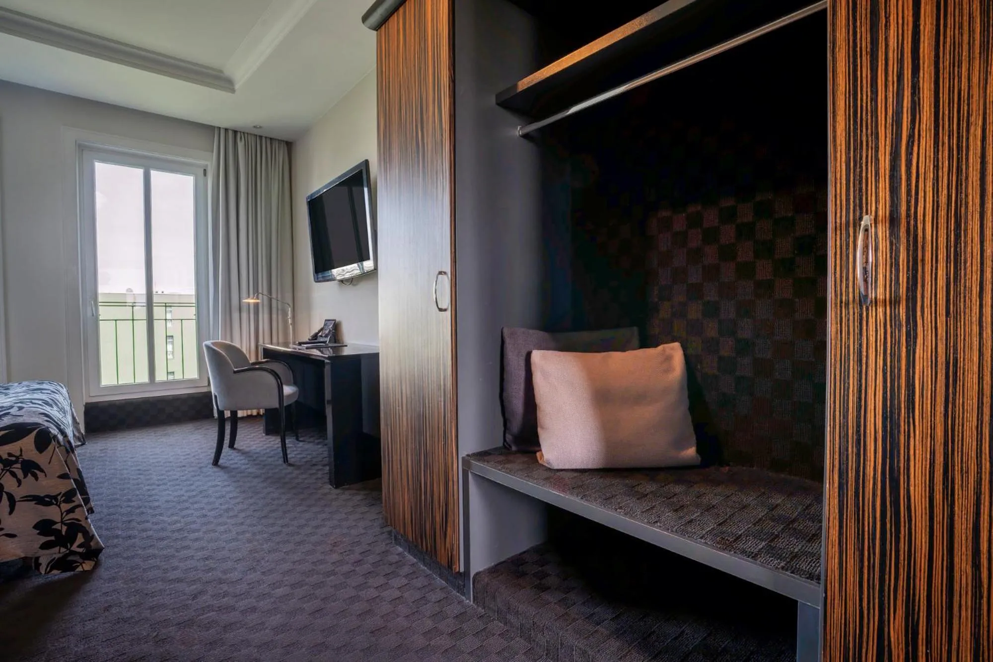 wardrobe, Bed in New Berlin