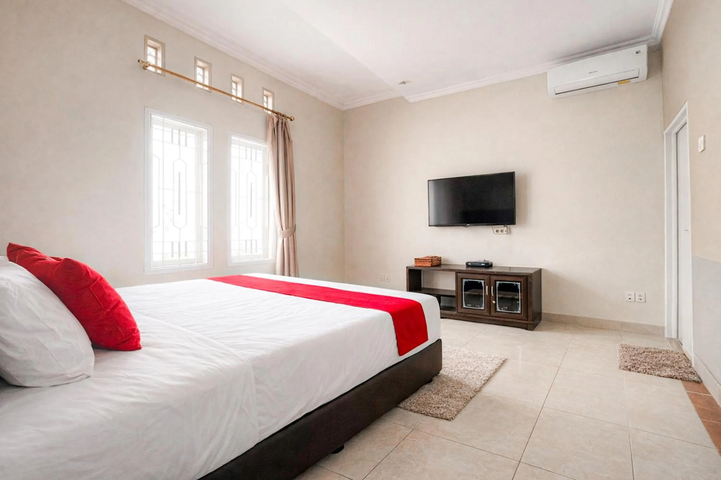 Bedroom, Bed in RedDoorz Syariah at Cimahi