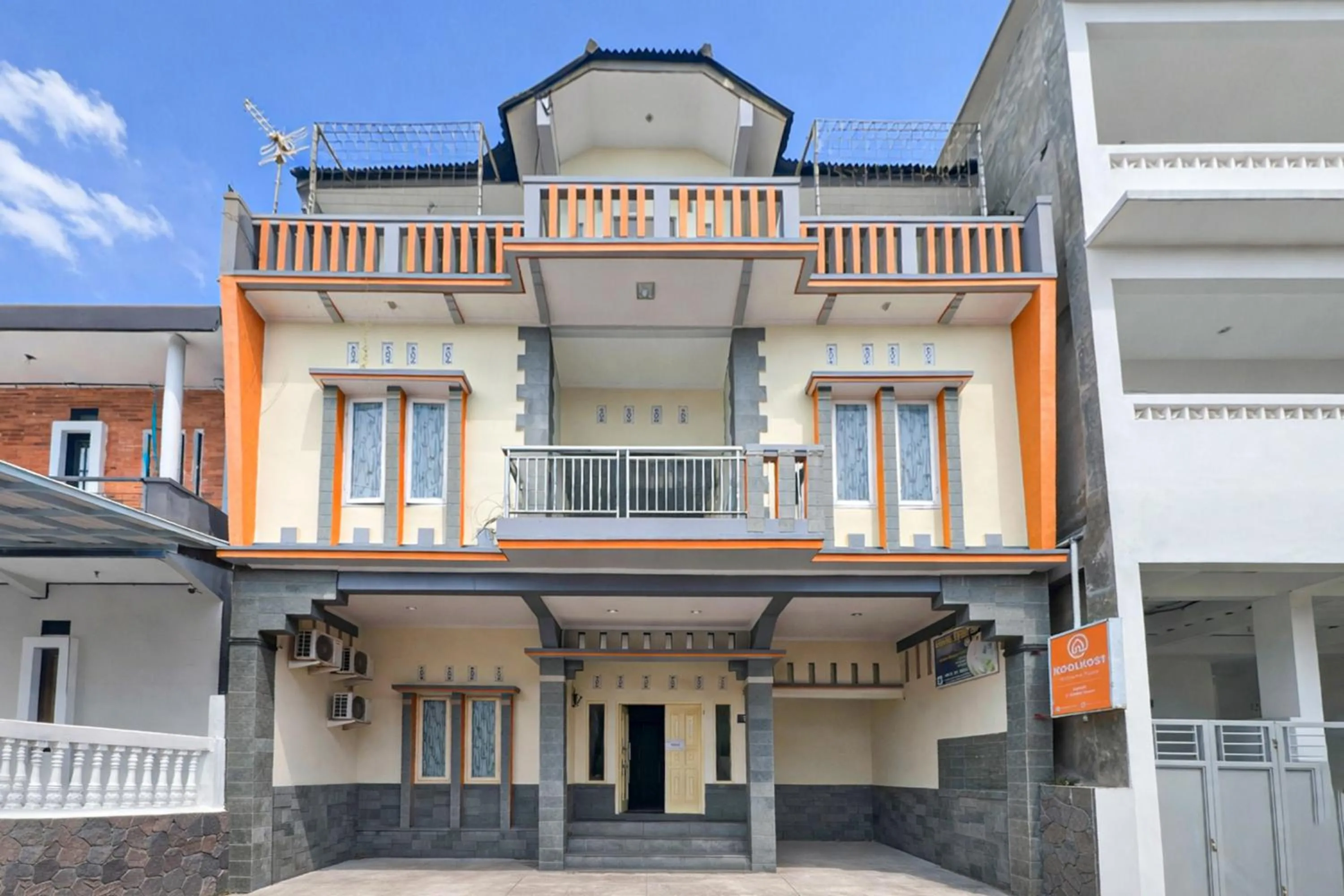 Facade/entrance in RedDoorz Syariah at Cimahi