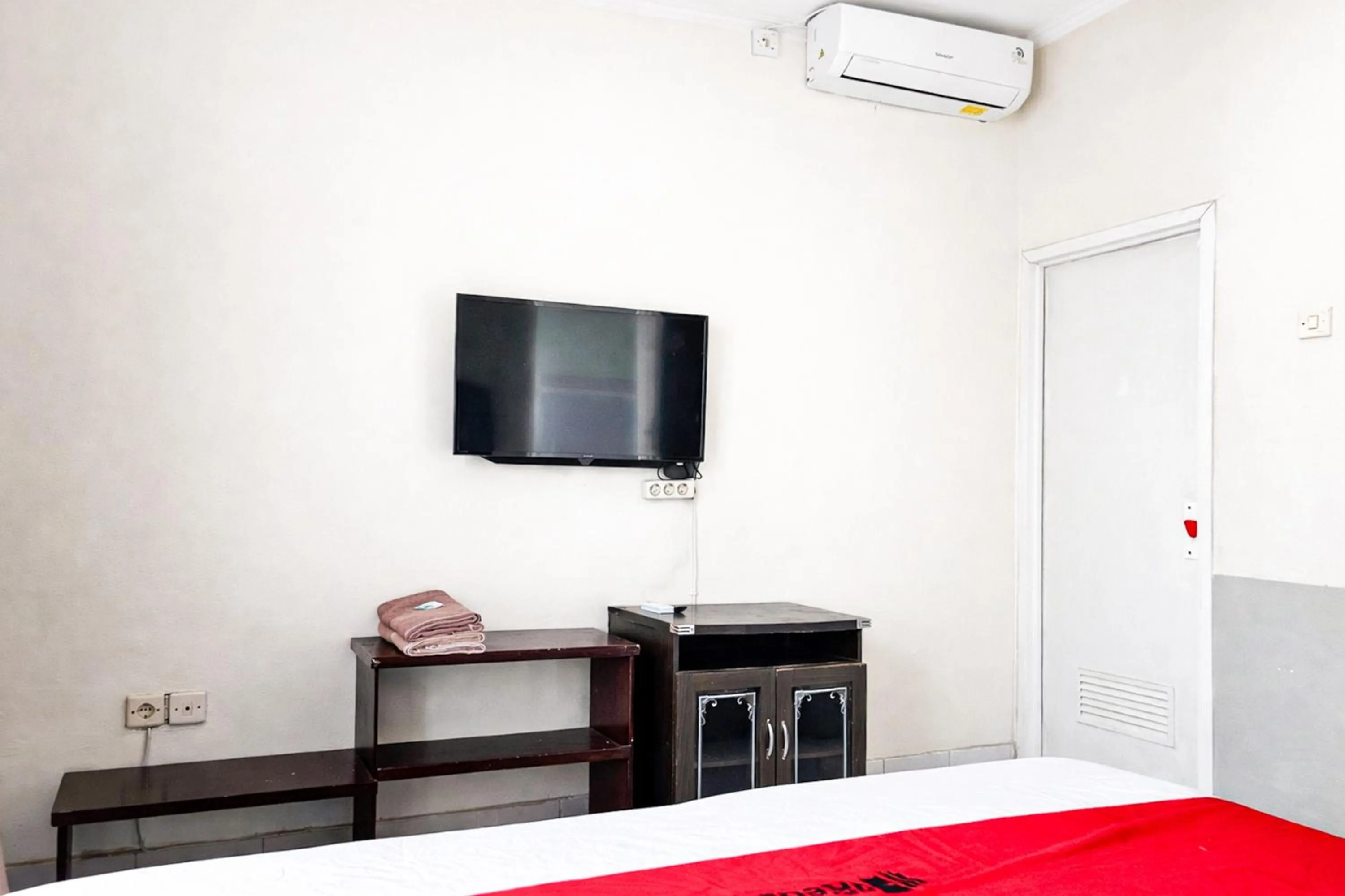 Bedroom, Bed in RedDoorz Syariah at Cimahi