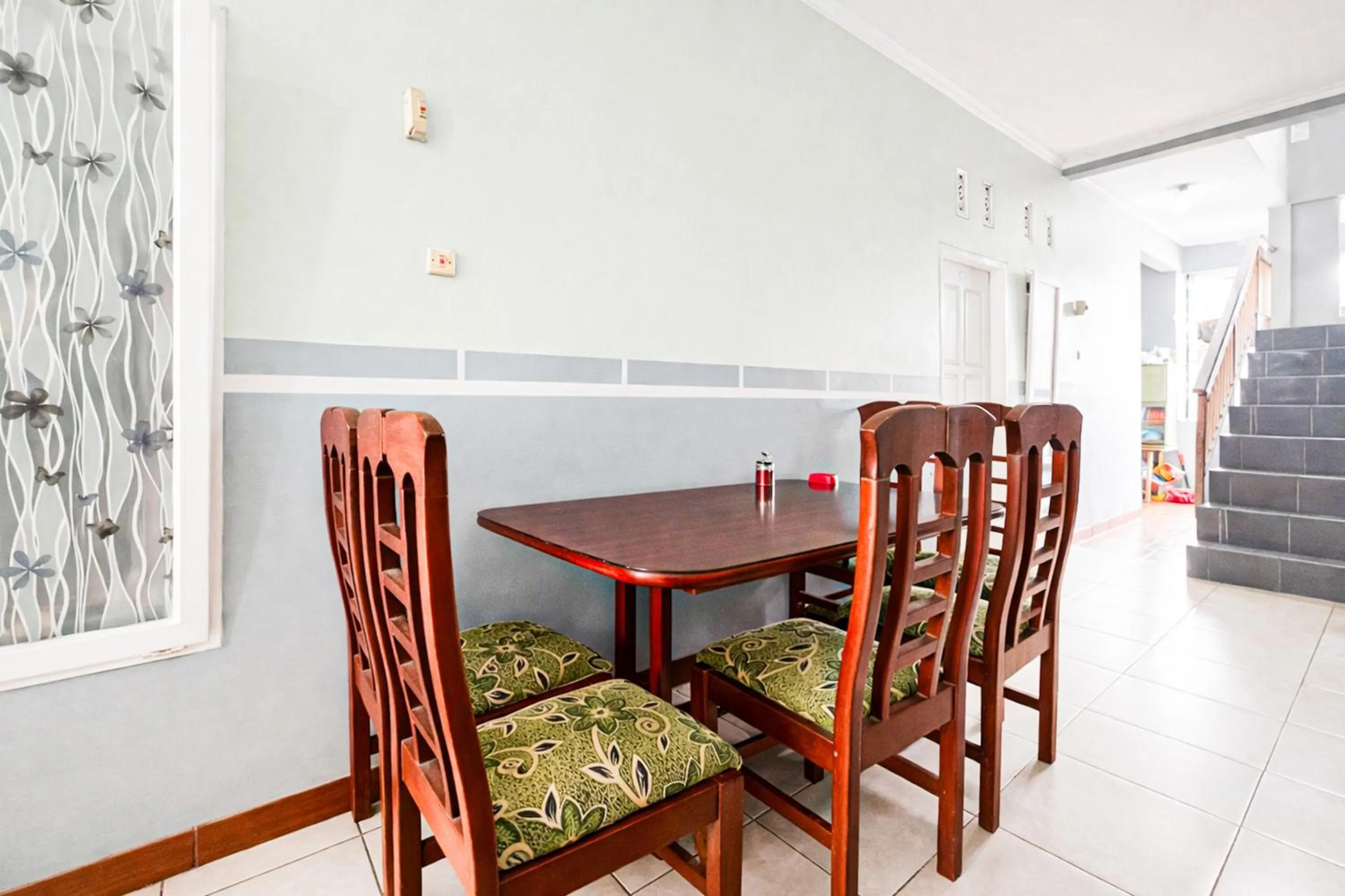 Seating area in RedDoorz Syariah at Cimahi