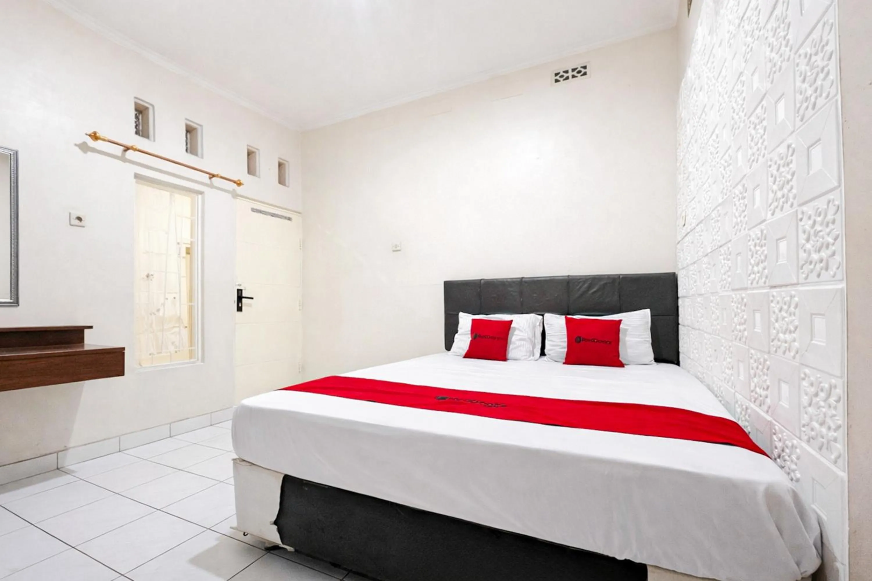 Bedroom, Bed in RedDoorz Syariah at Cimahi