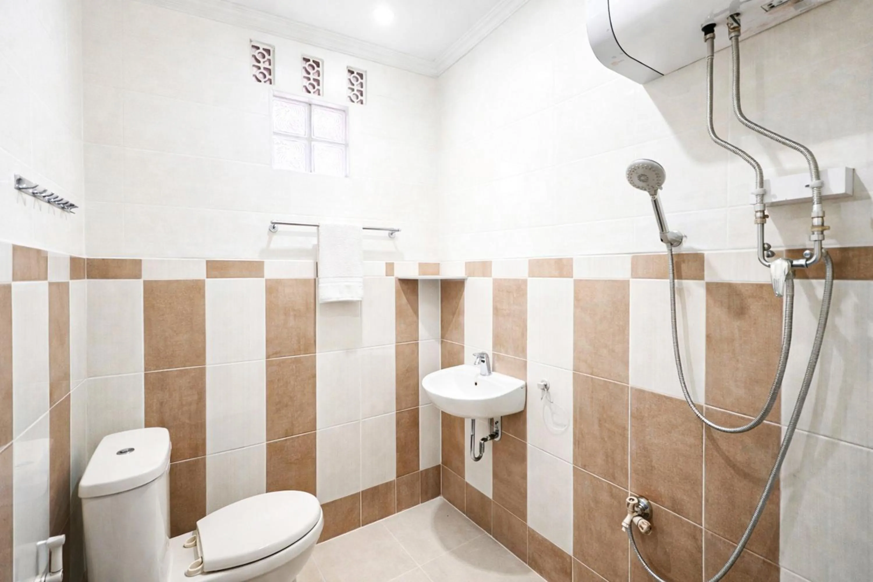 Bathroom in RedDoorz Syariah at Cimahi