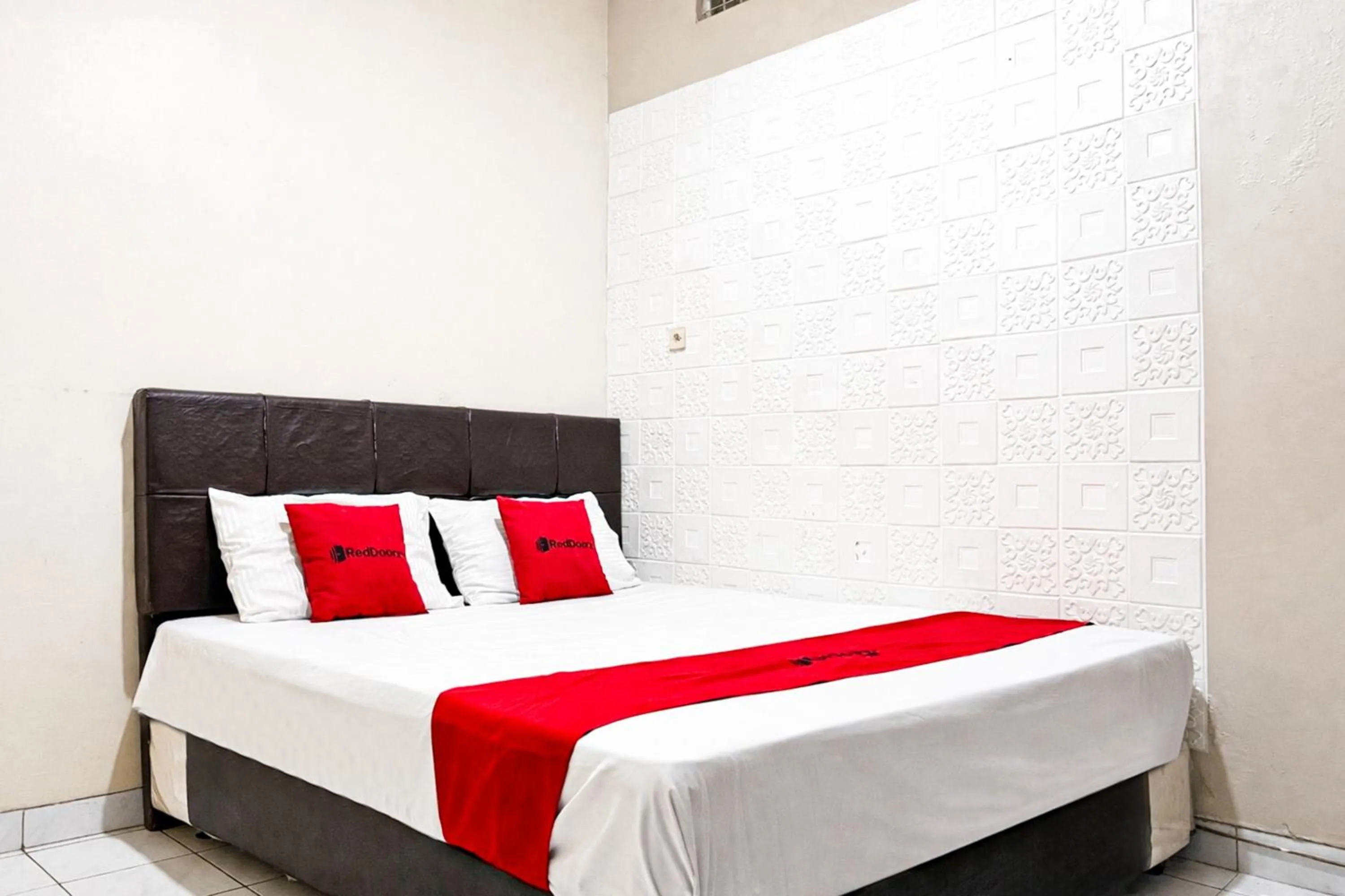 Bedroom, Bed in RedDoorz Syariah at Cimahi