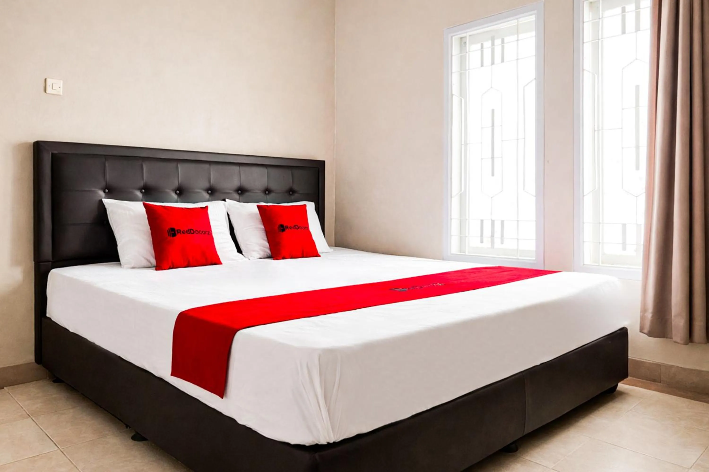 Bedroom, Bed in RedDoorz Syariah at Cimahi