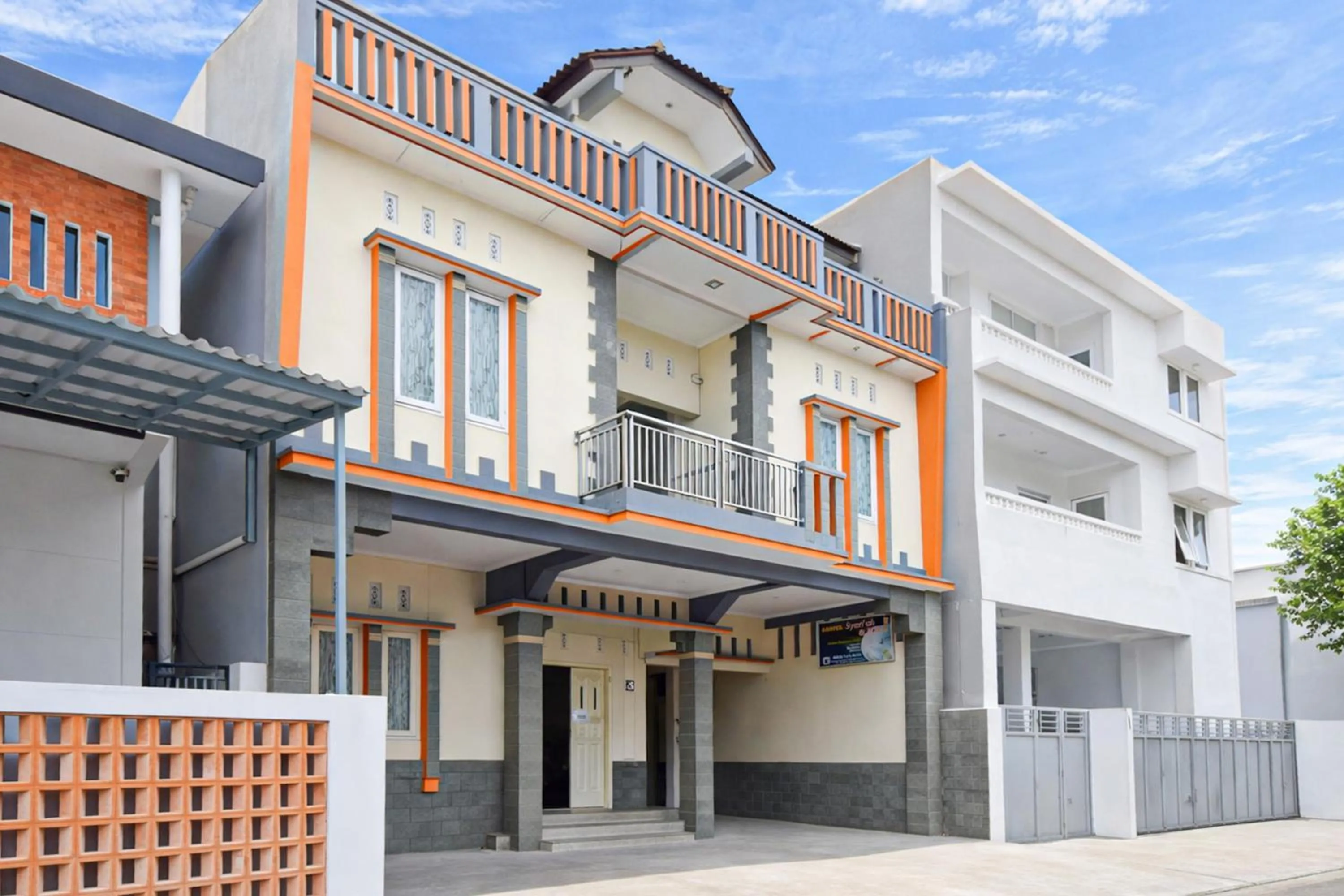 Facade/entrance in RedDoorz Syariah at Cimahi