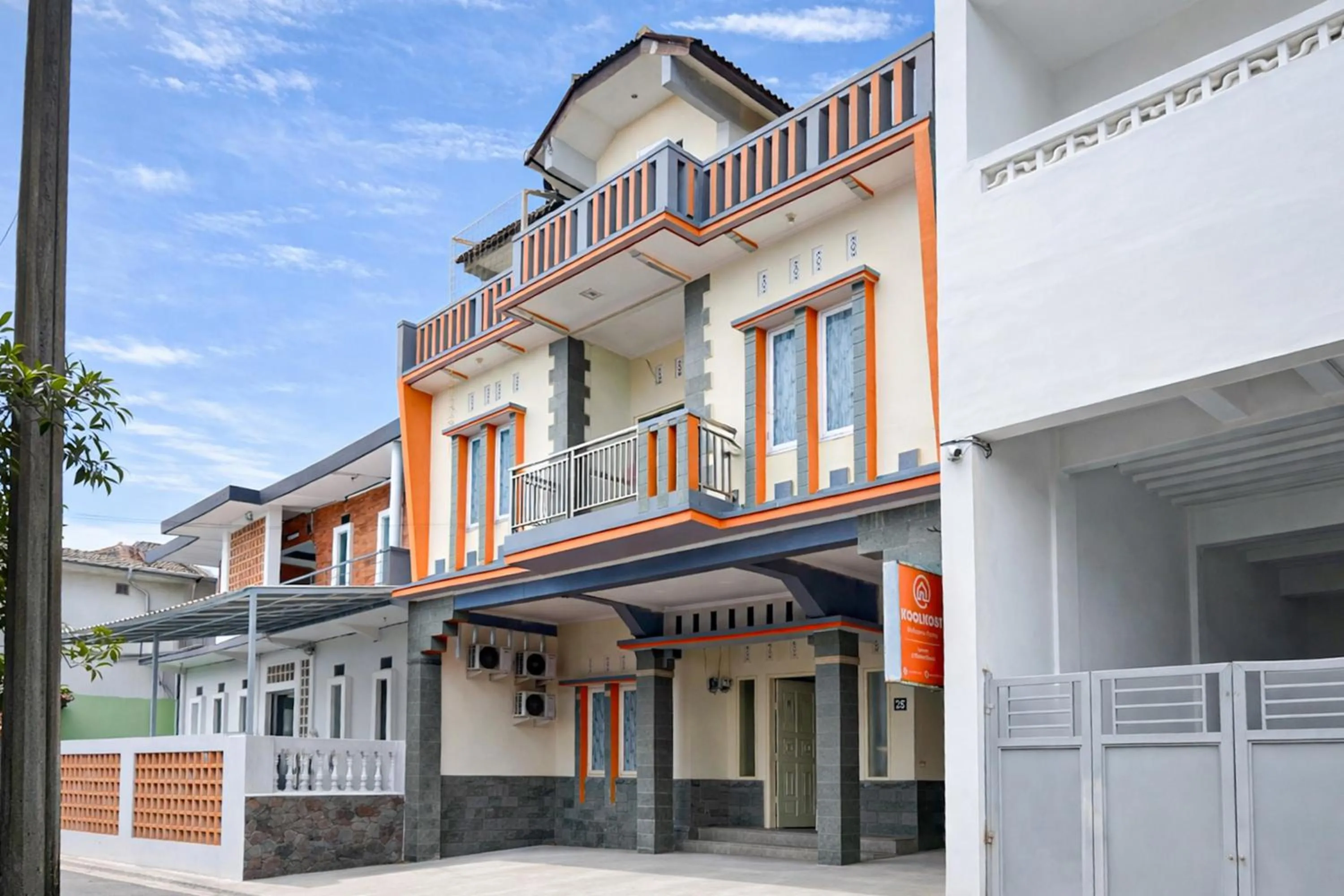 Facade/entrance in RedDoorz Syariah at Cimahi