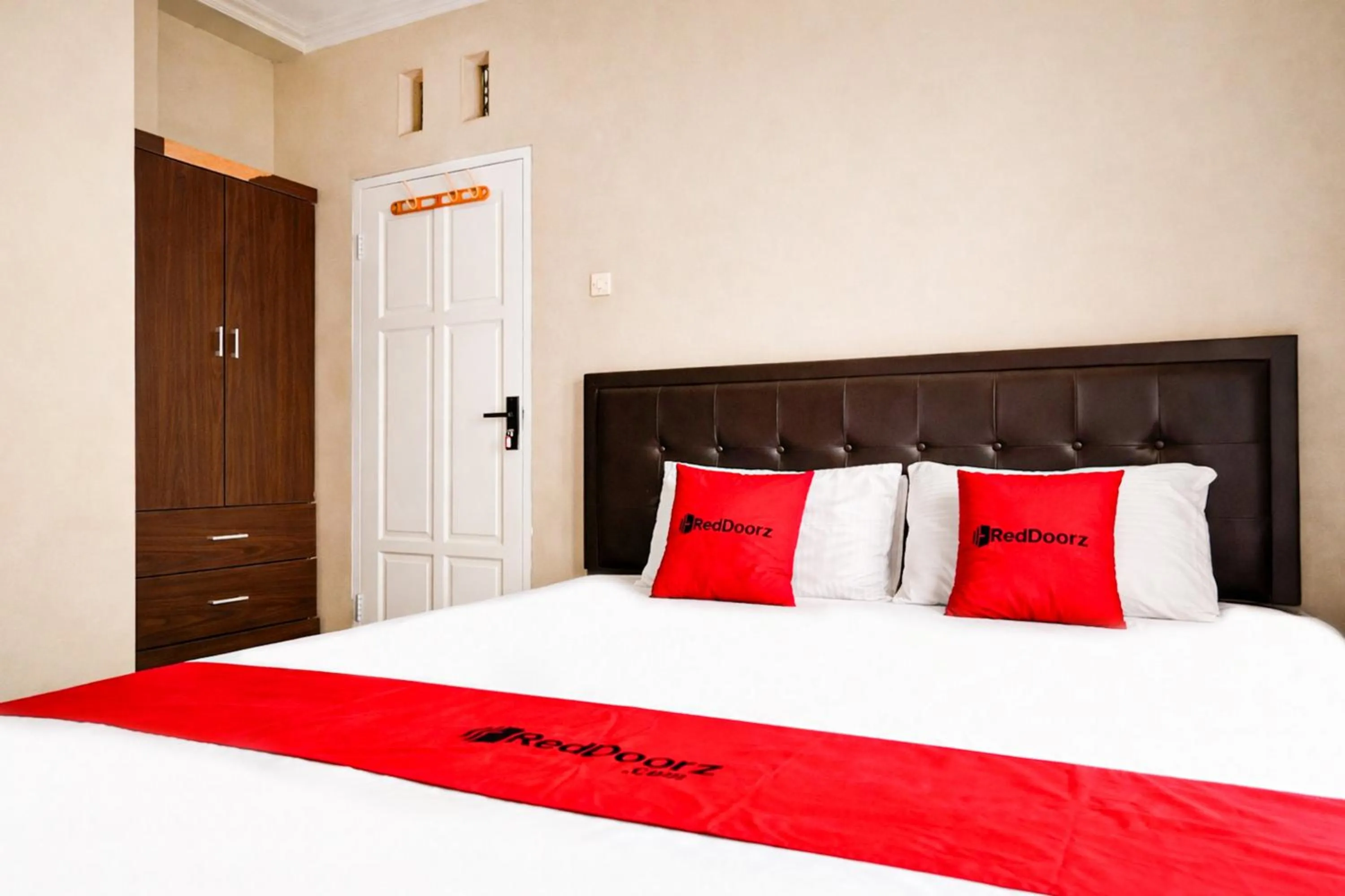Bedroom, Bed in RedDoorz Syariah at Cimahi