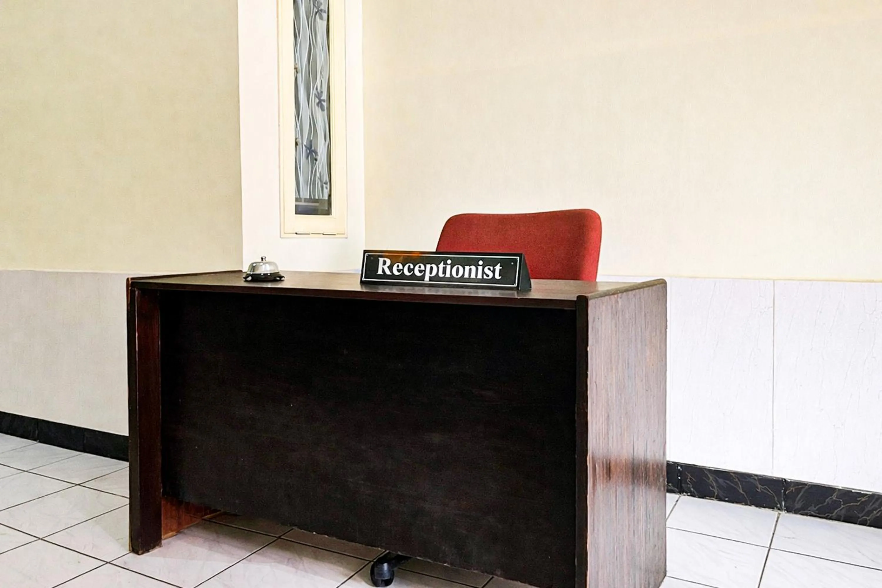 Lobby or reception in RedDoorz Syariah at Cimahi