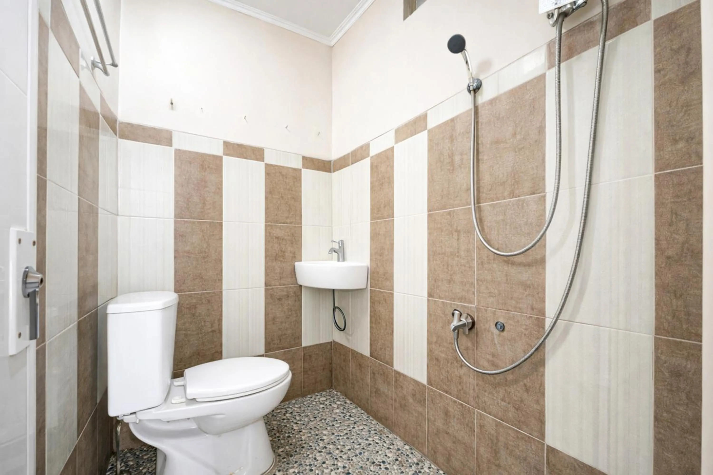 Bathroom in RedDoorz Syariah at Cimahi