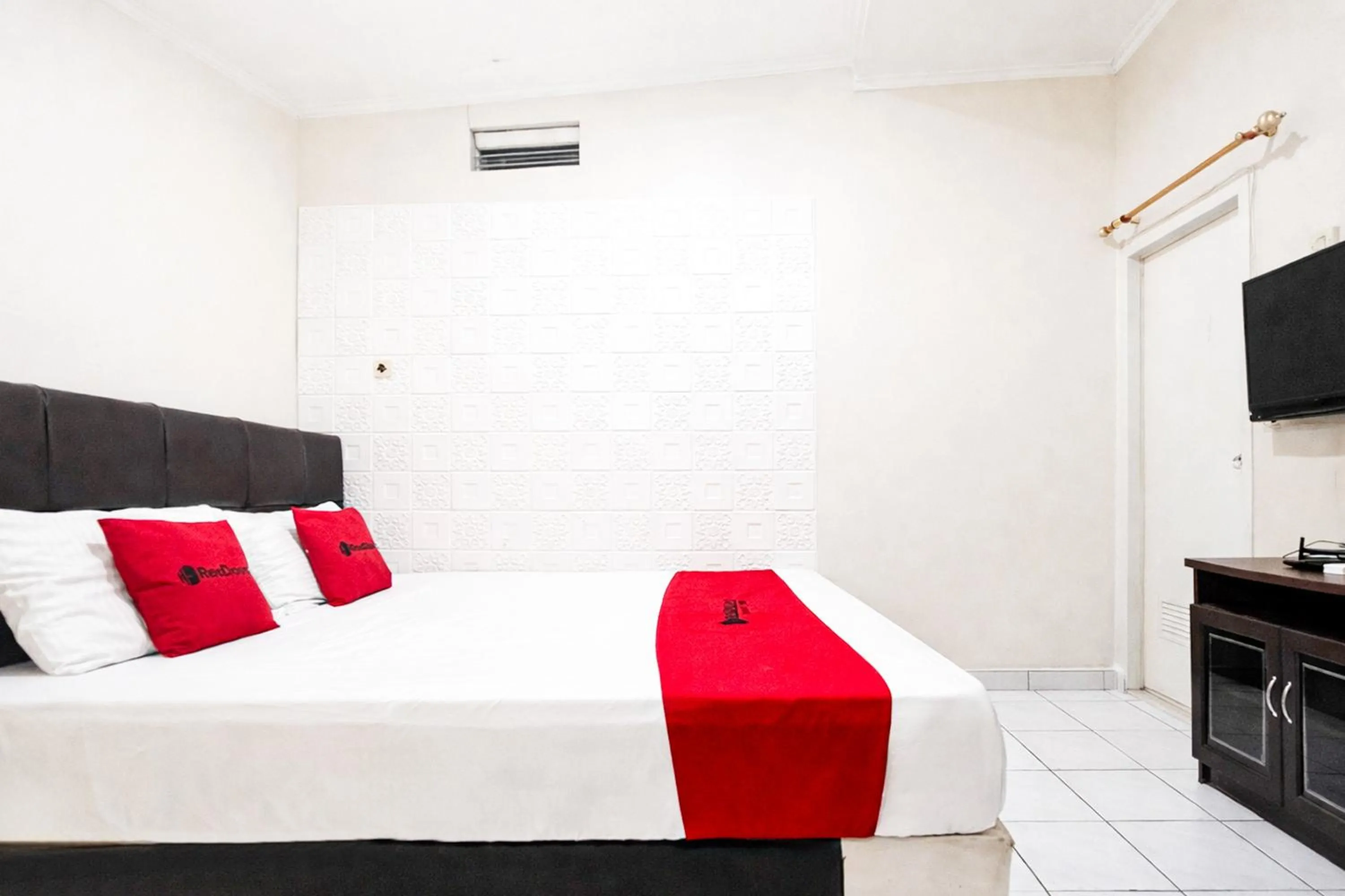 Bedroom, Bed in RedDoorz Syariah at Cimahi