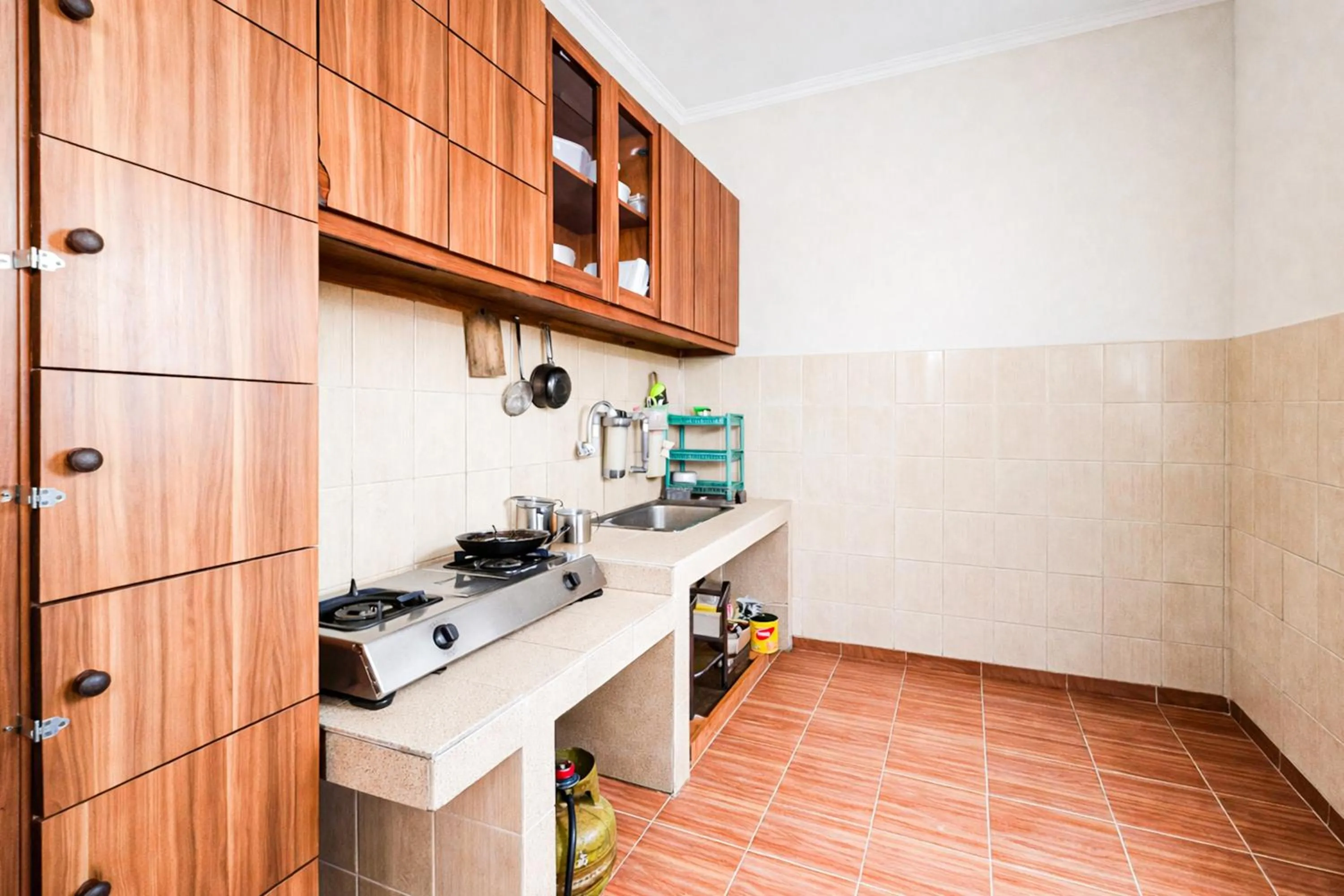 Kitchen or kitchenette in RedDoorz Syariah at Cimahi