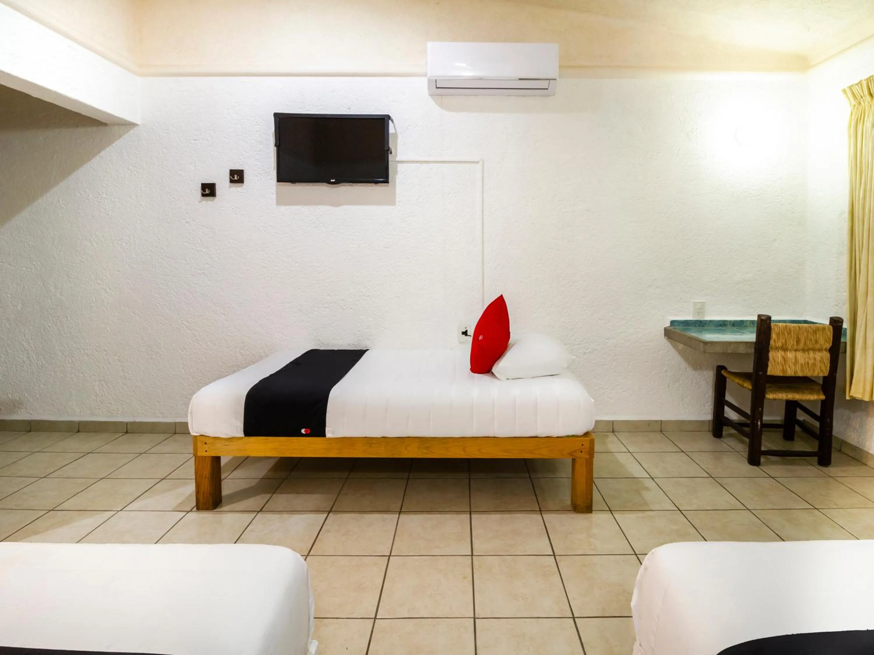 Bedroom, Bed in Hotel Parotas Manzanillo