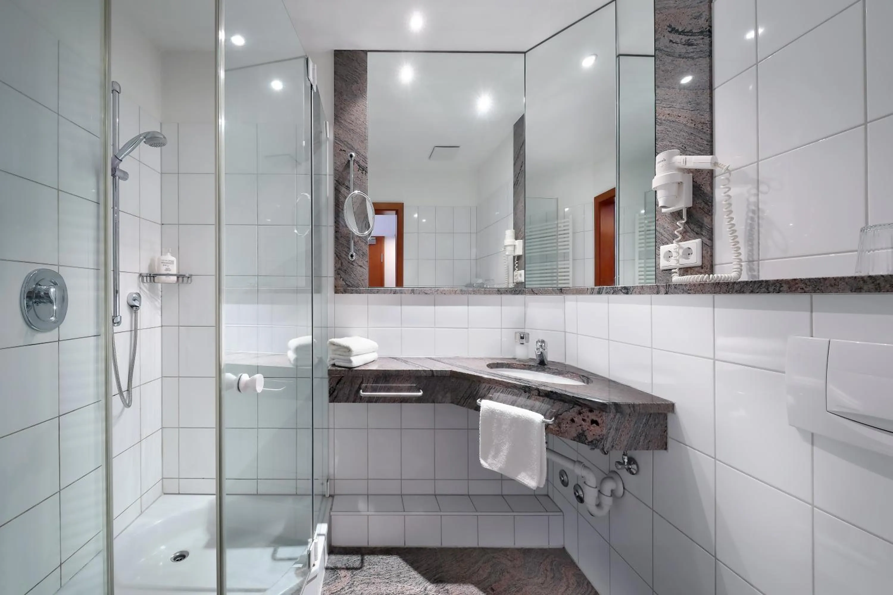 Shower in Hotel Müller Café & Wein - Mondholzhotel