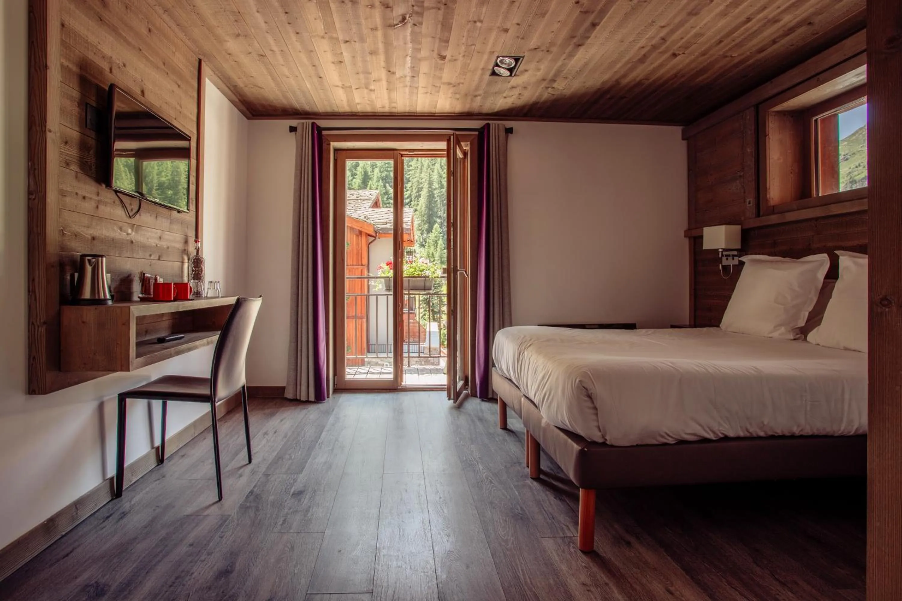 Photo of the whole room, Bed in Victoria Lodge, Friendly Hotel