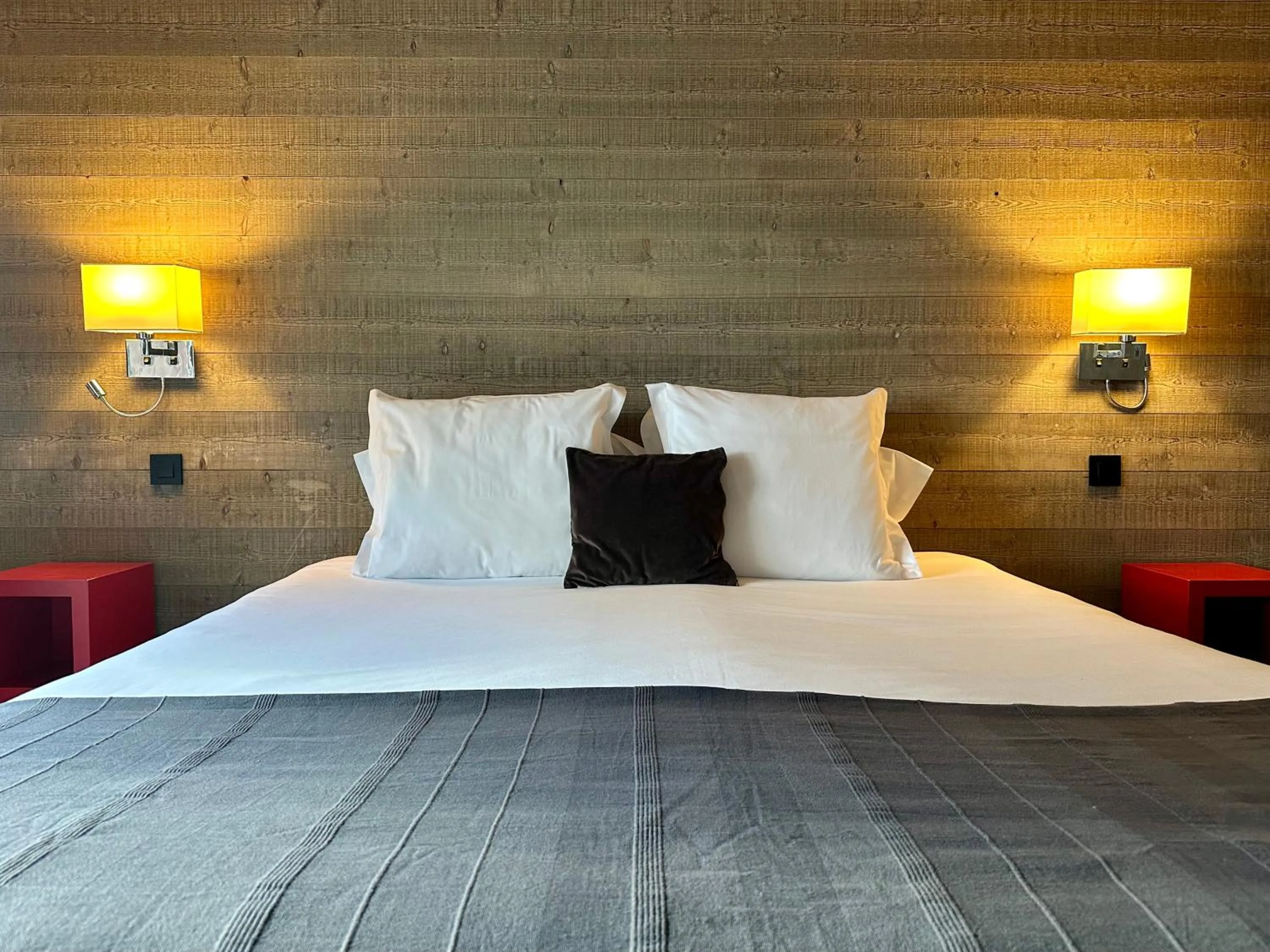 Bedroom, Bed in Victoria Lodge, Friendly Hotel