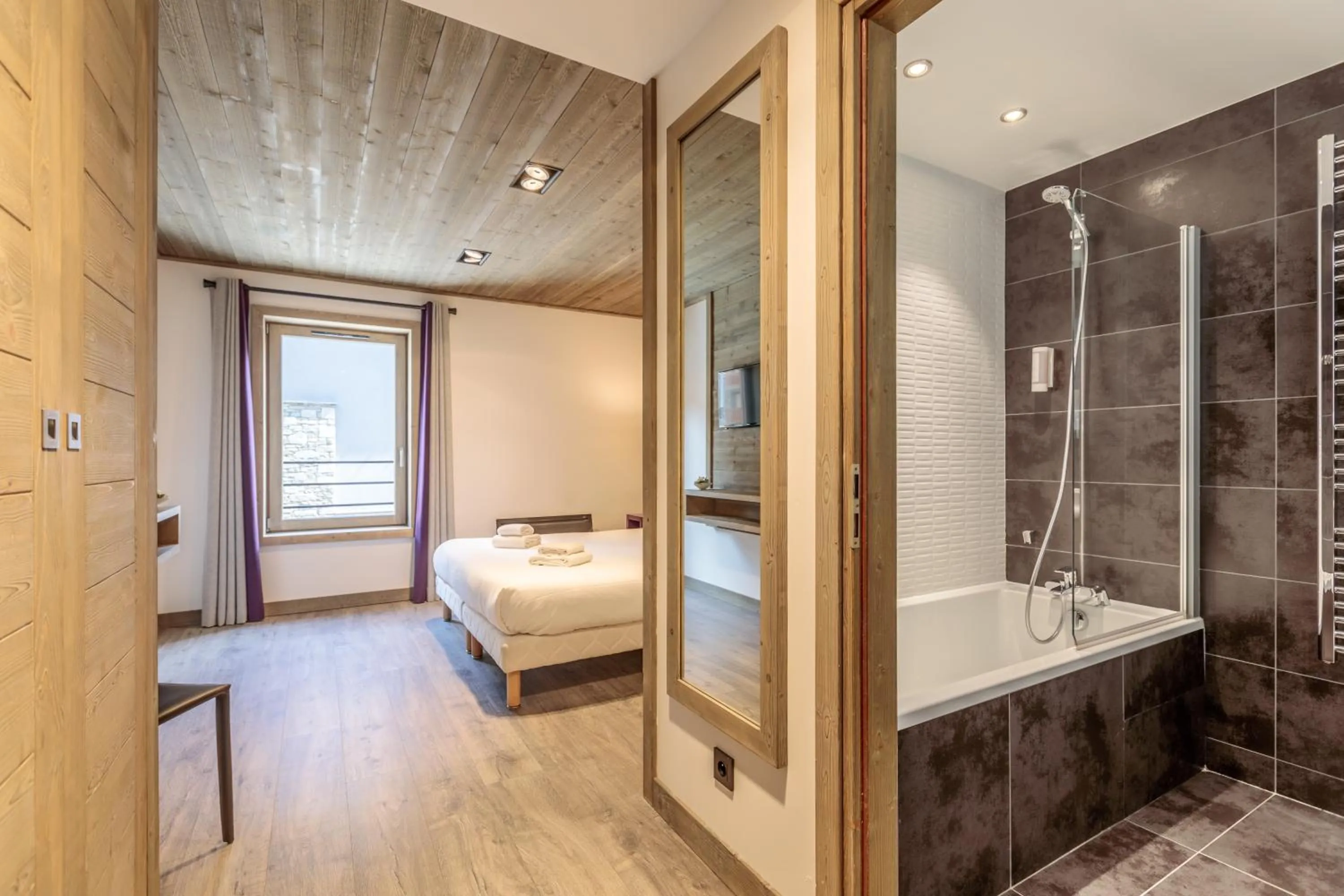 Bathroom, Bed in Victoria Lodge, Friendly Hotel