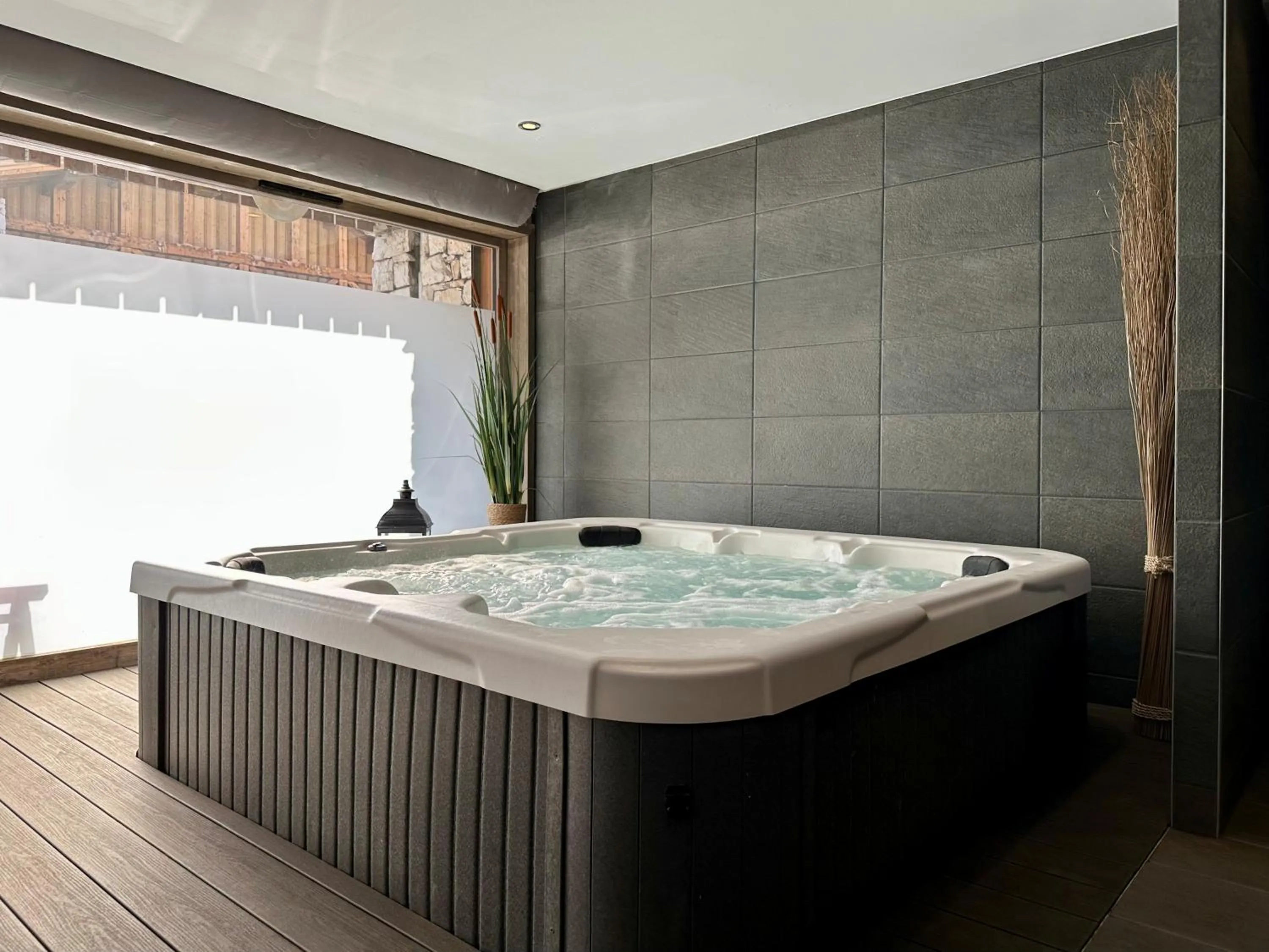 Hot Tub in Victoria Lodge, Friendly Hotel