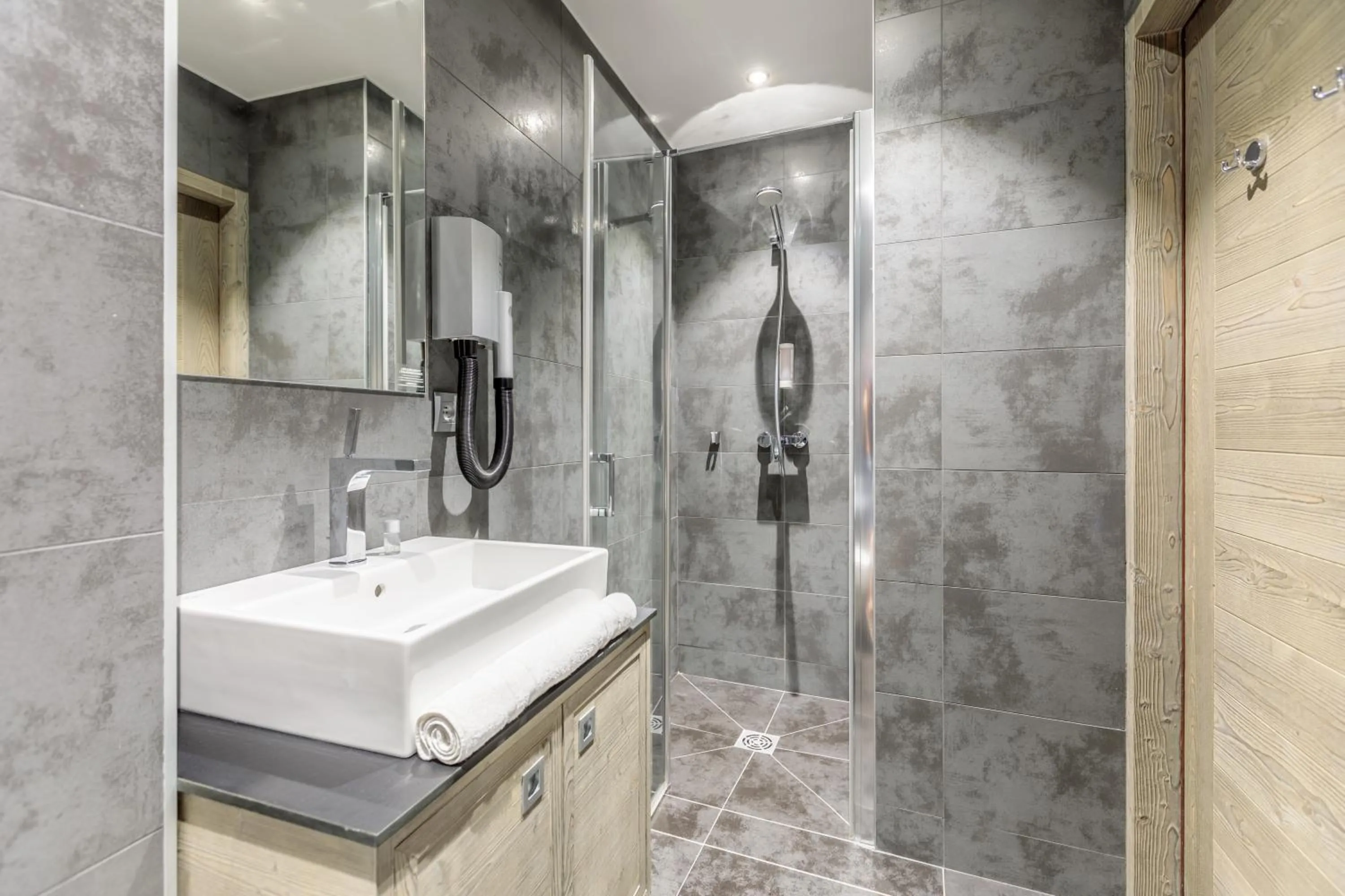 Bathroom in Victoria Lodge, Friendly Hotel