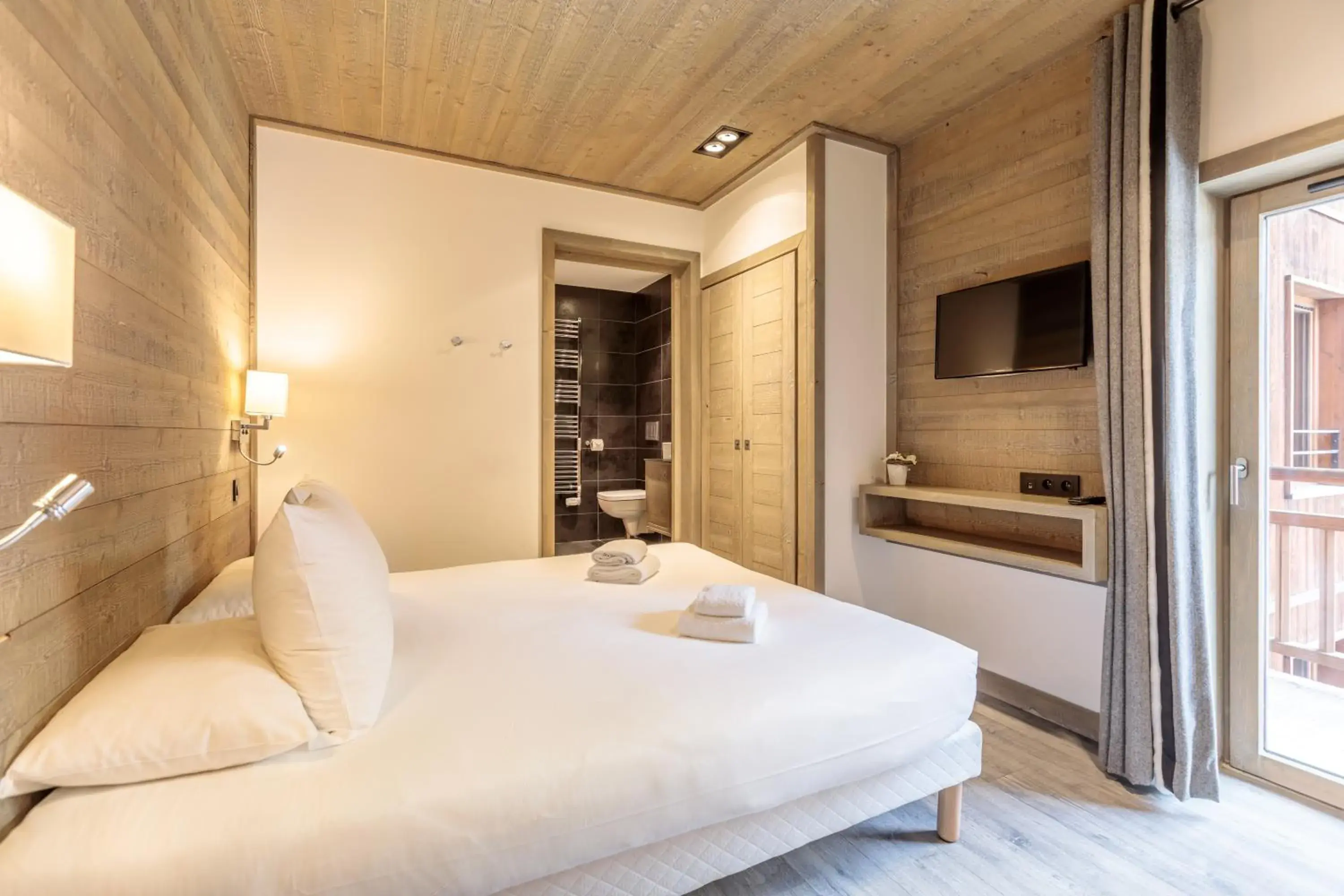 Double Room with Balcony in Victoria Lodge, Friendly Hotel Double Room with Balcony in Victoria Lodge, Friendly Hotel