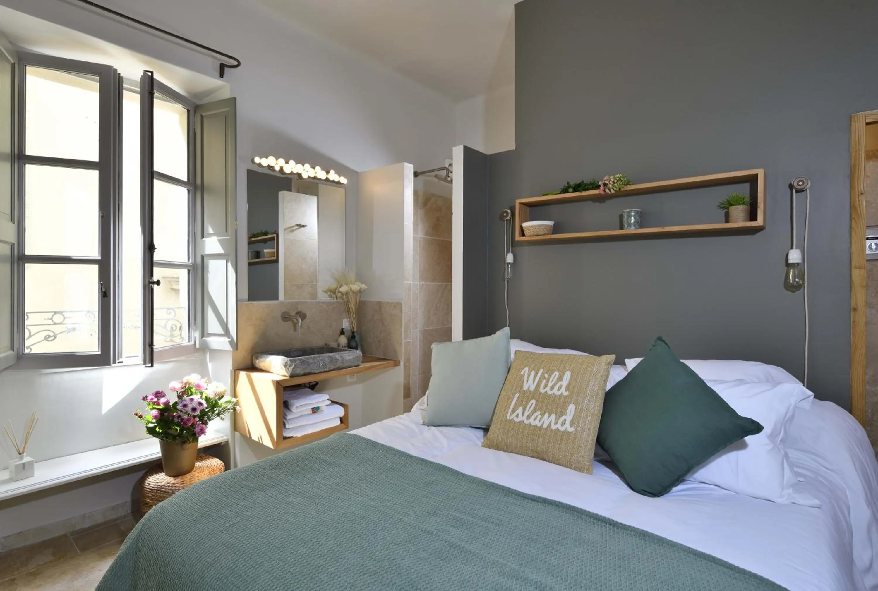 Photo of the whole room, Bed in La Maison de Lourmarin