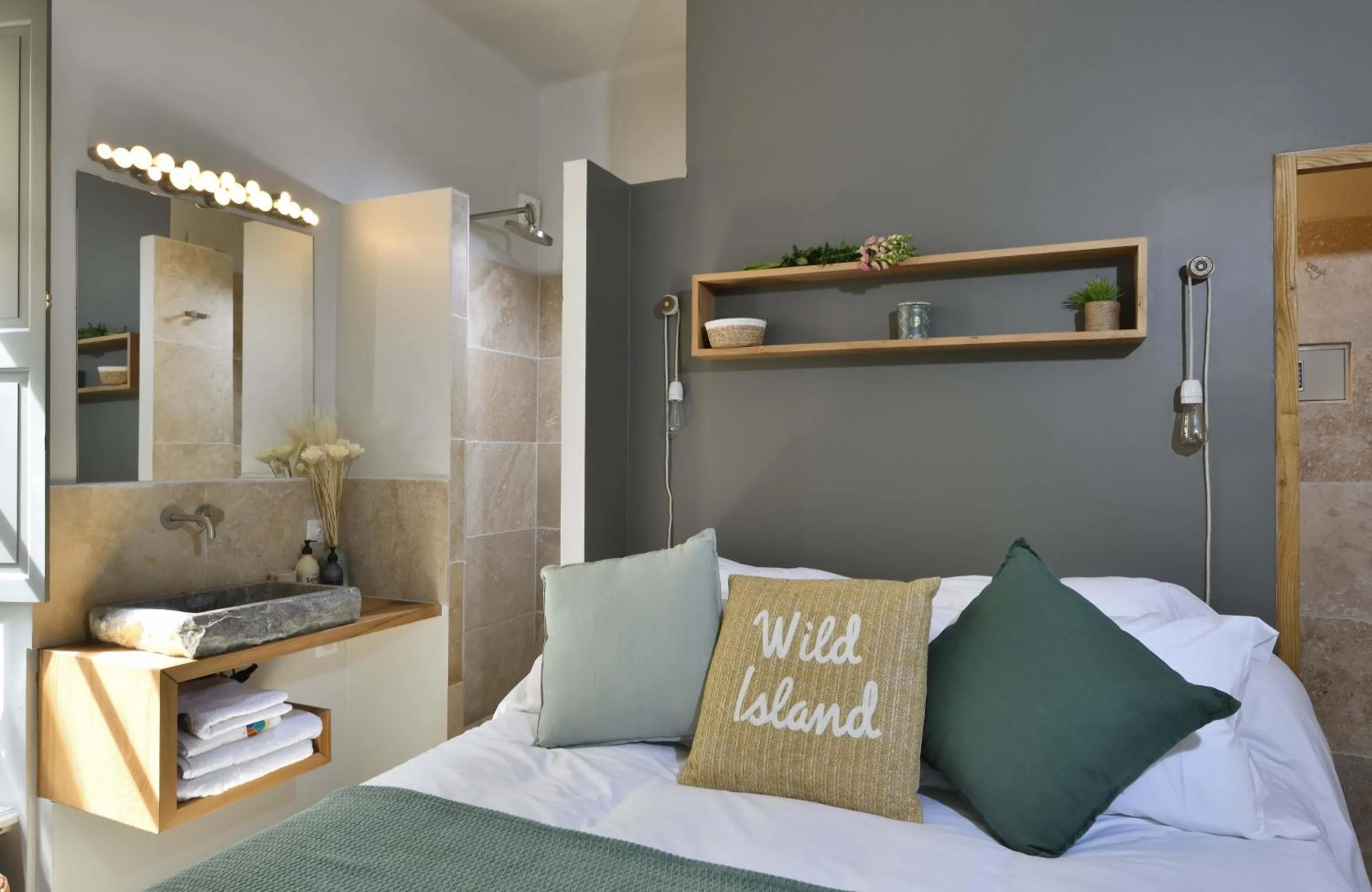 Photo of the whole room, Bed in La Maison de Lourmarin