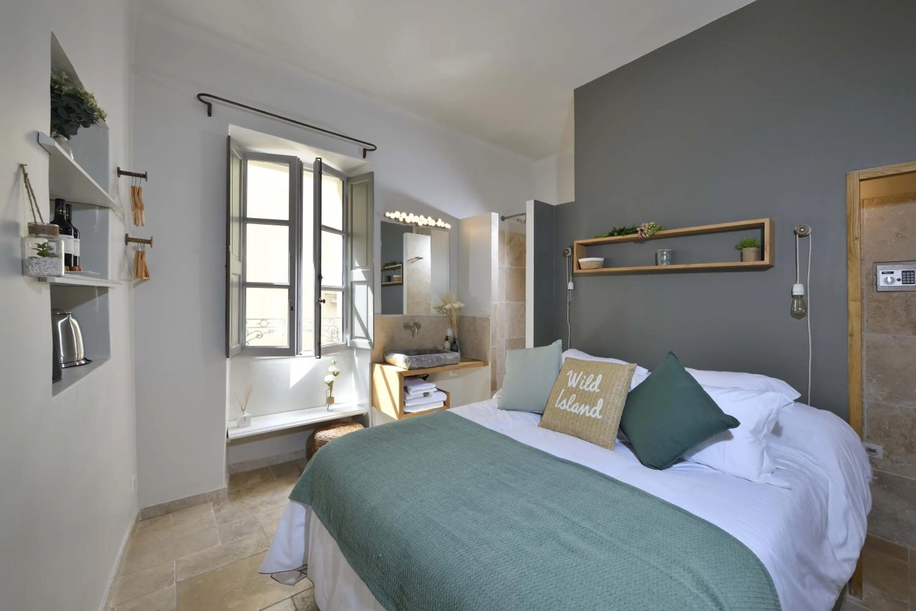 Photo of the whole room, Bed in La Maison de Lourmarin