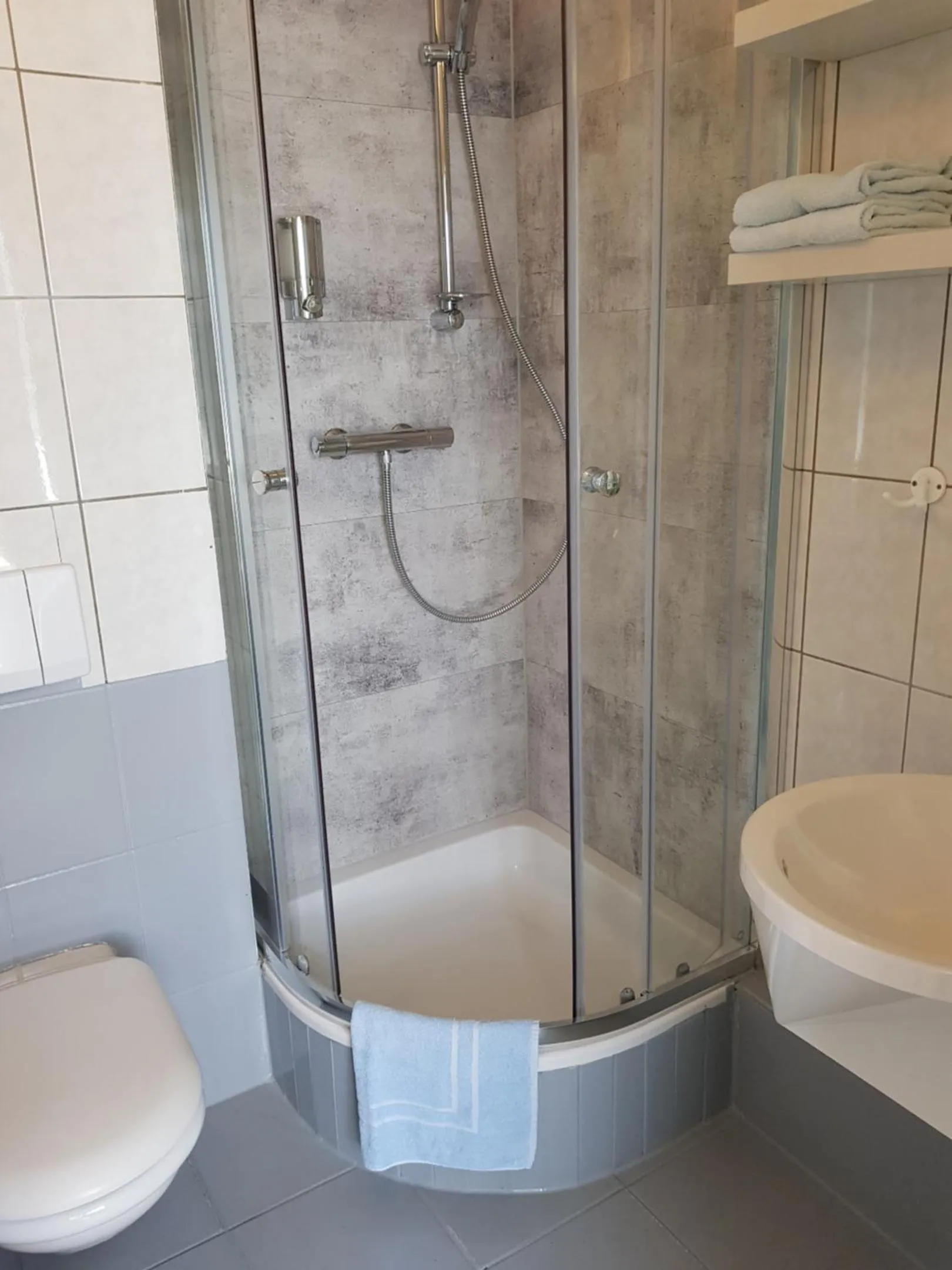 Shower in Landhotel Ostseetraum & Apartments