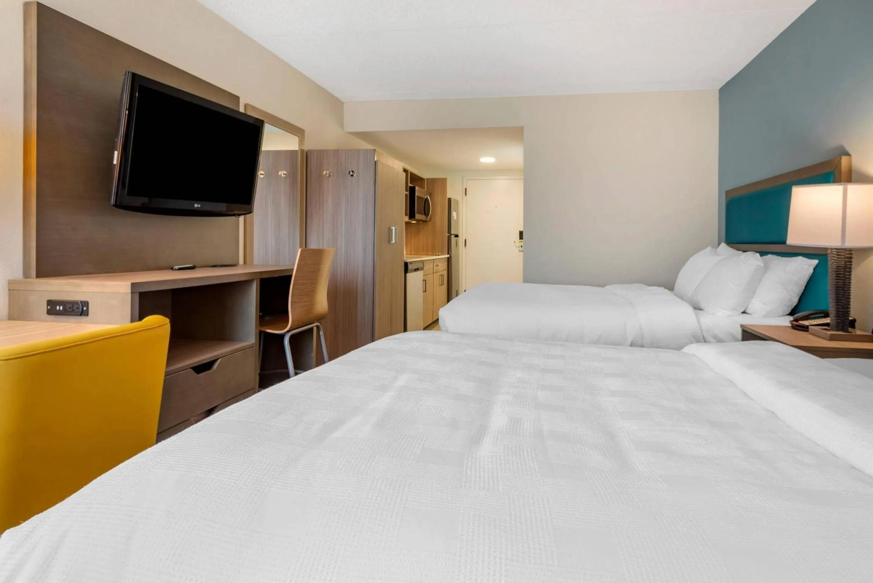 Bedroom, Bed in MainStay Suites Horsham - Philadelphia