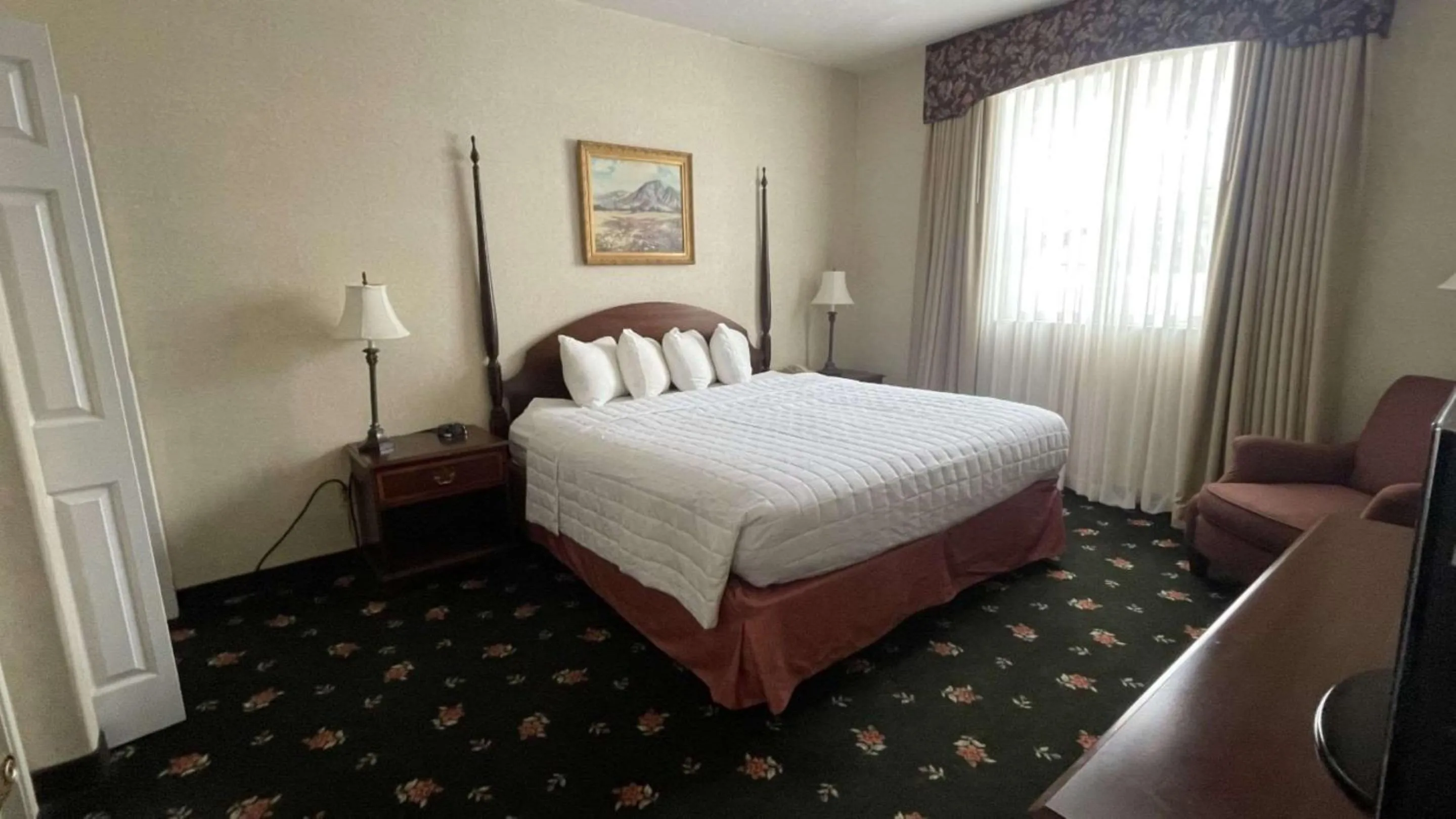 Bedroom, Bed in SureStay Hotel by Best Western Eureka