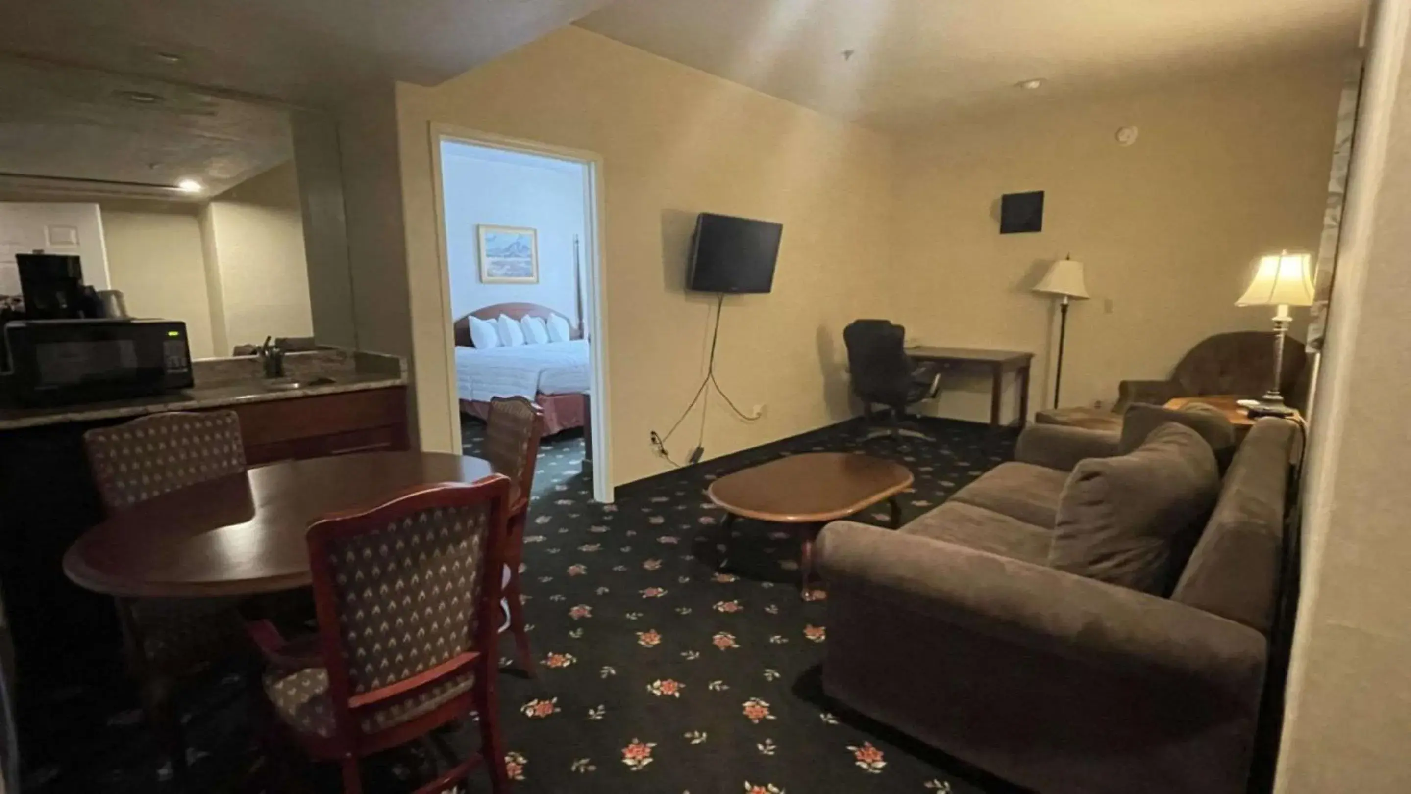 Queen Room with Sofa Bed - Non-Smoking in SureStay Hotel by Best Western Eureka Queen Room with Sofa Bed - Non-Smoking in SureStay Hotel by Best Western Eureka