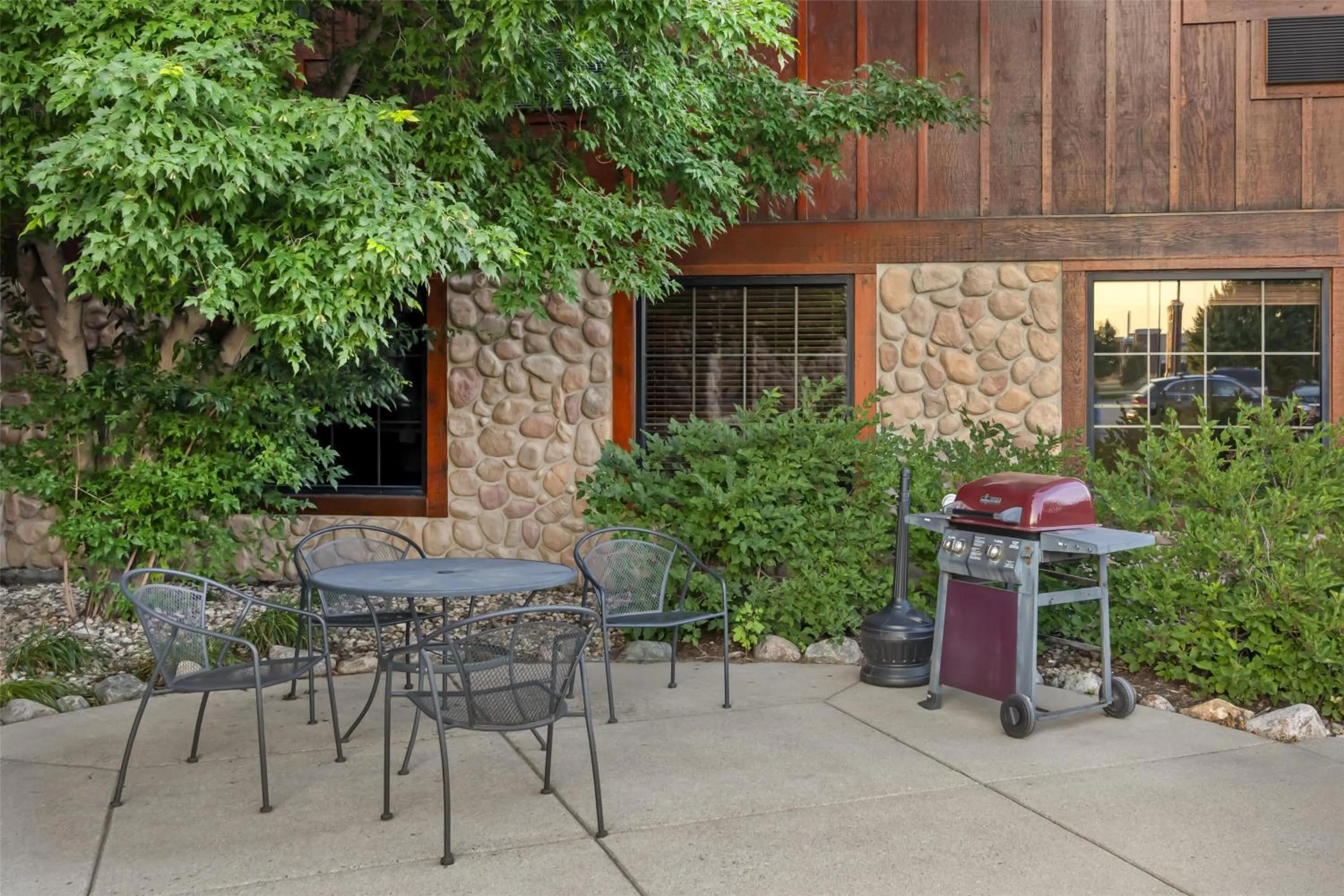 Property building in Best Western Plus Kelly Inn and Suites