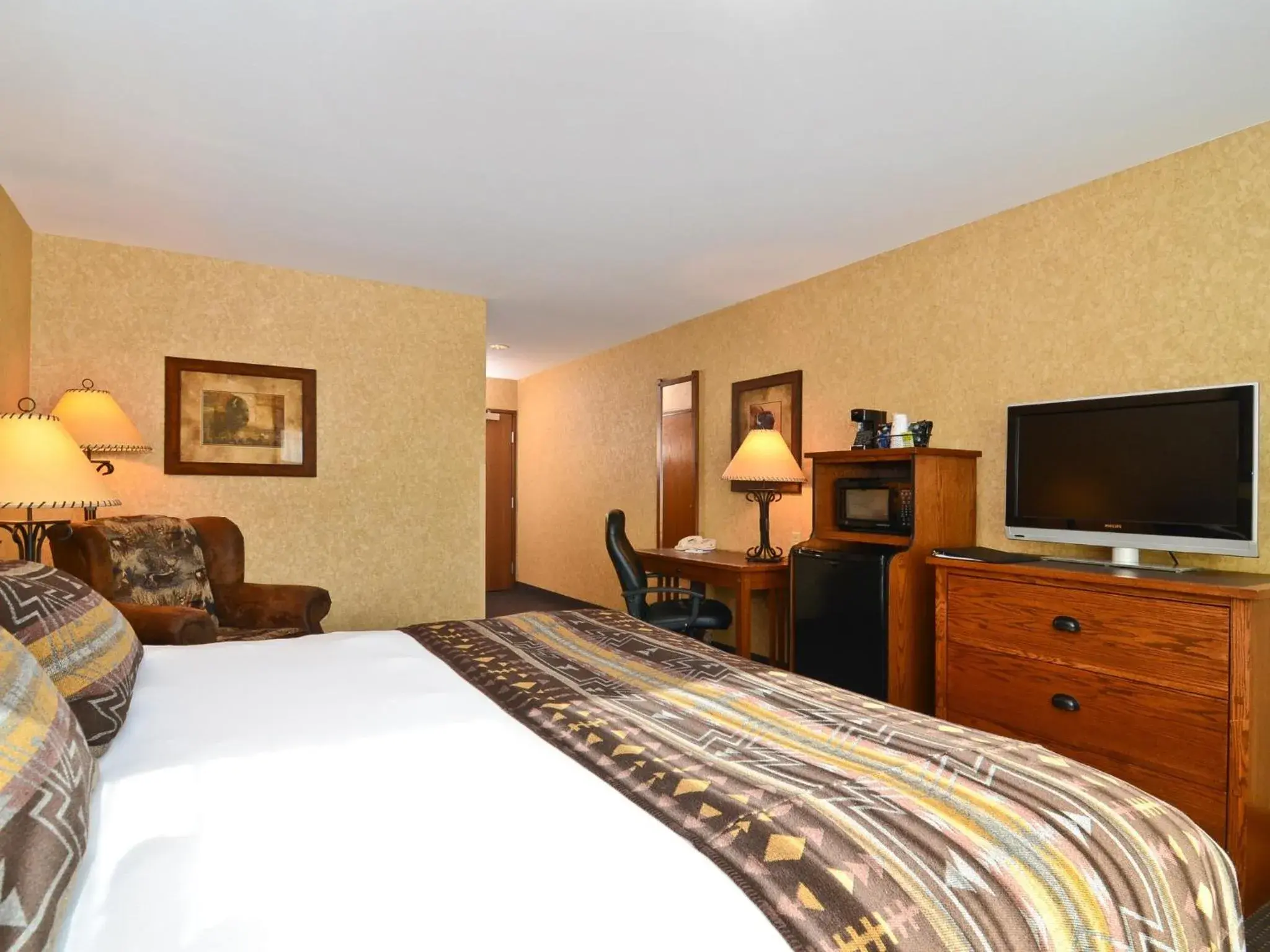 Deluxe King Room - Non-Smoking in Best Western Plus Kelly Inn and Suites Deluxe King Room - Non-Smoking in Best Western Plus Kelly Inn and Suites