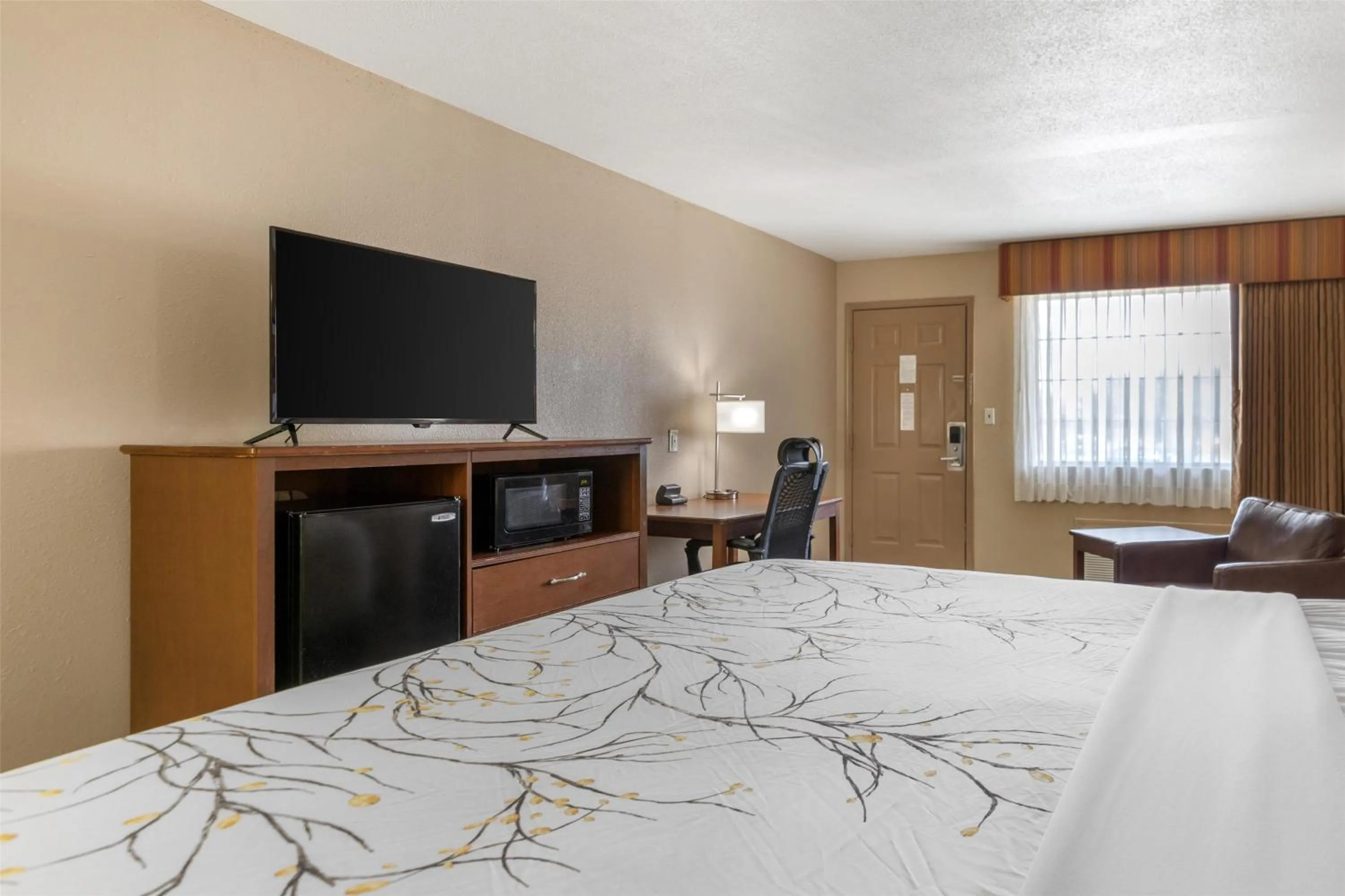 Bedroom, Bed in SureStay Plus Hotel by Best Western Poteau
