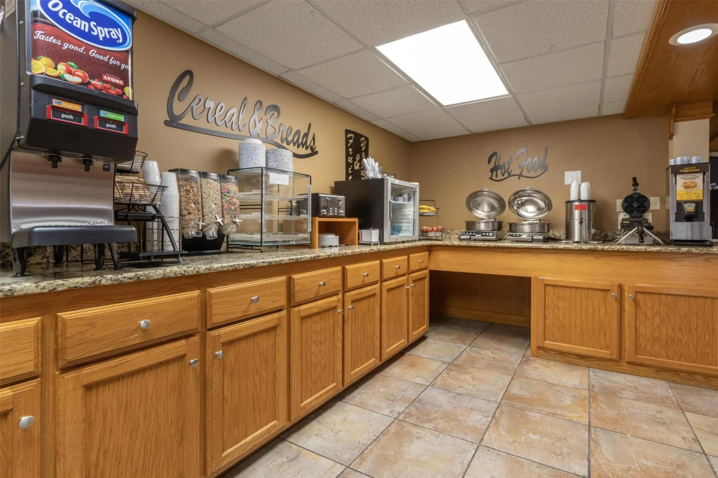 Restaurant/places to eat in SureStay Plus Hotel by Best Western Poteau