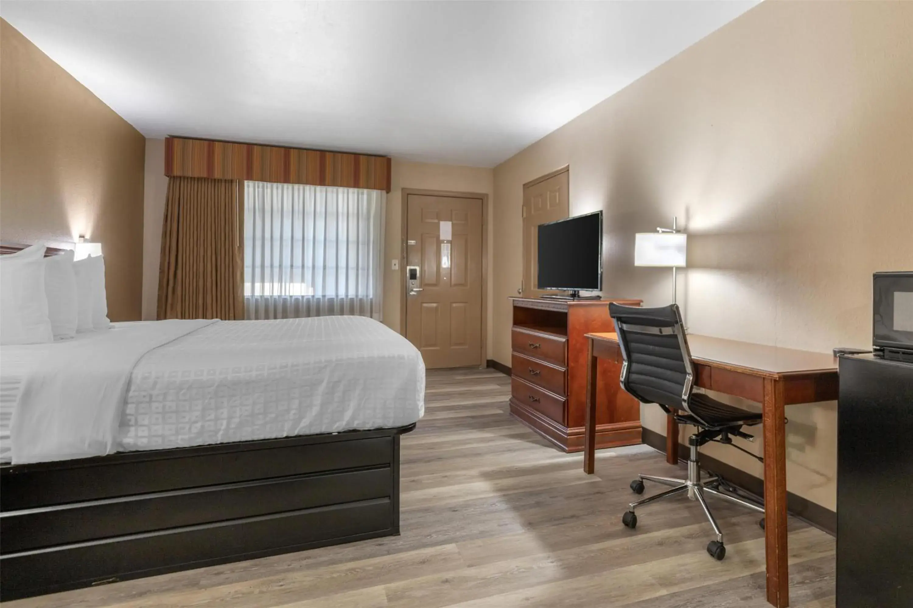 King Room - Disability Access/Smoking in SureStay Plus Hotel by Best Western Poteau King Room - Disability Access/Smoking in SureStay Plus Hotel by Best Western Poteau