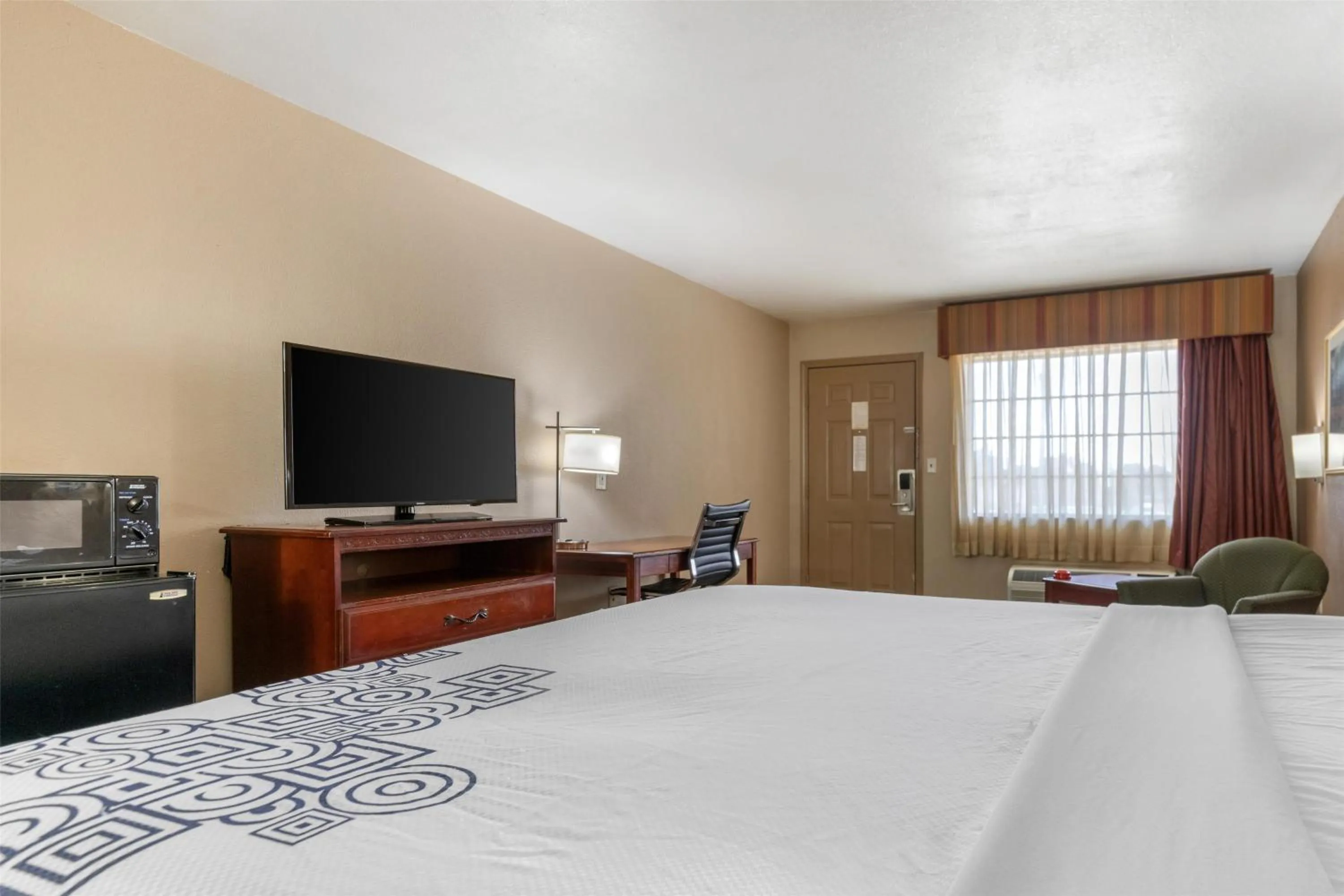Bedroom, Bed in SureStay Plus Hotel by Best Western Poteau