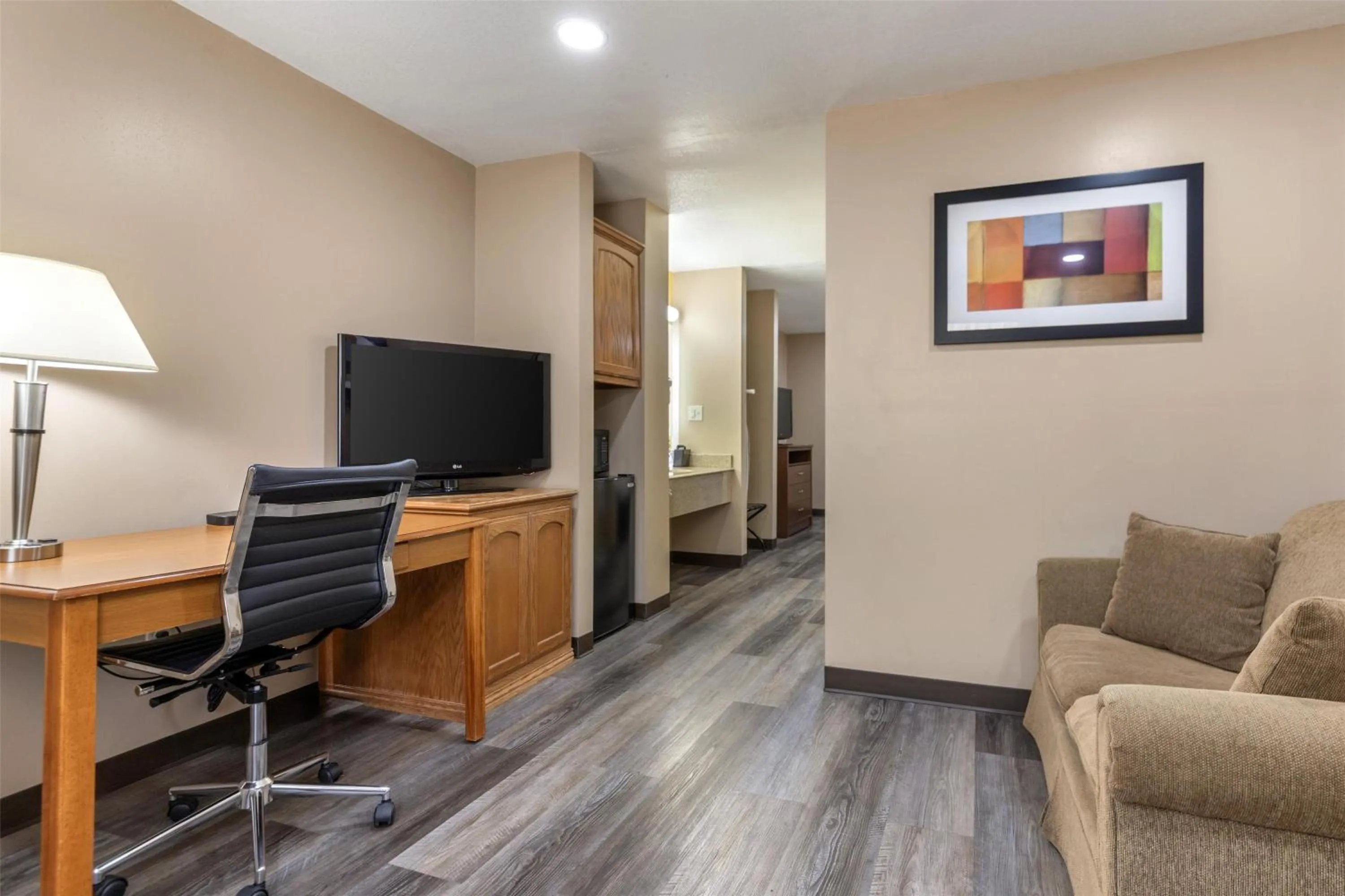 Bedroom in SureStay Plus Hotel by Best Western Poteau