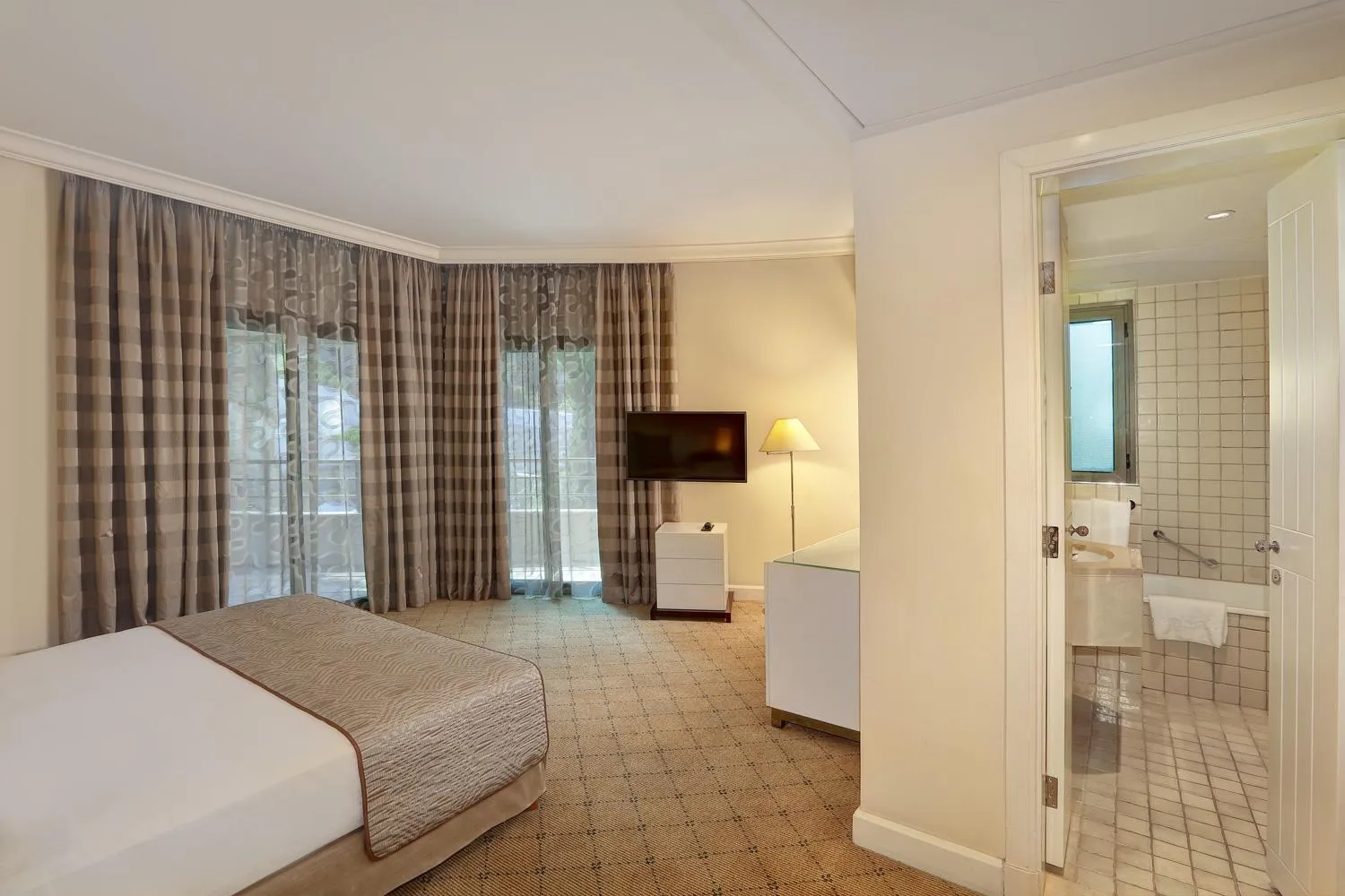 Bed in Le Royal Hotel - Beirut