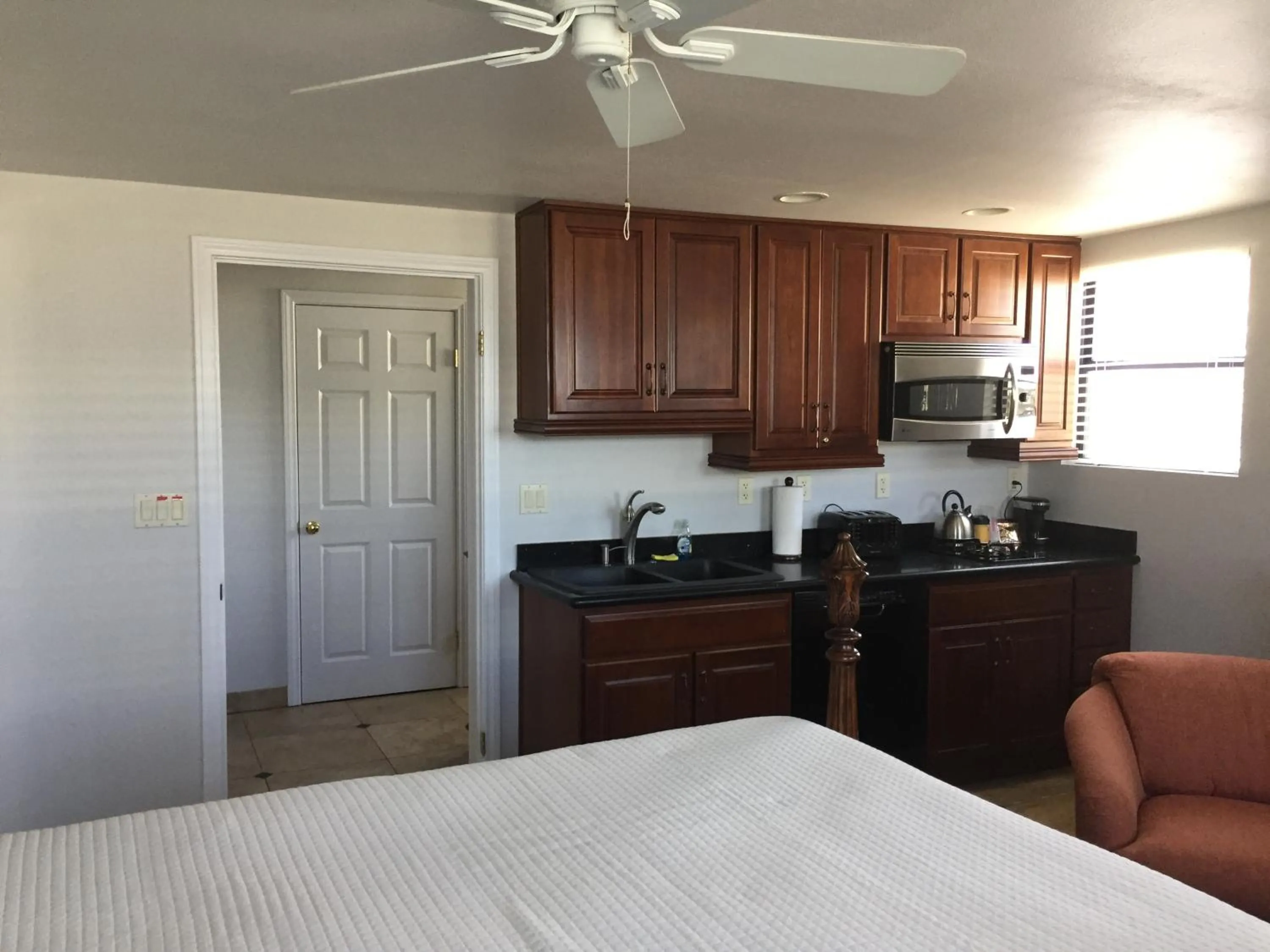 Kitchen or kitchenette in Catalina Island Seacrest Inn